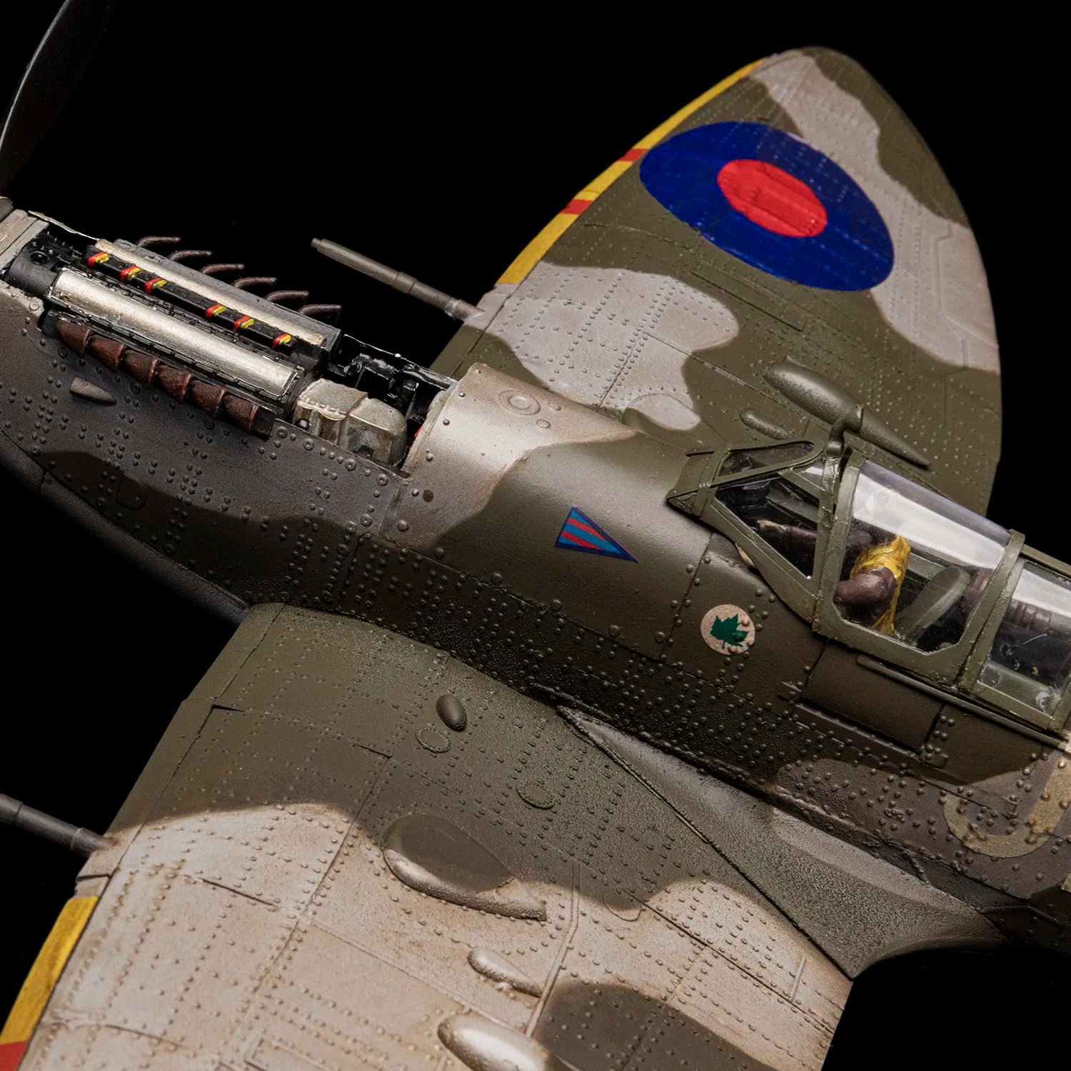 occre-supermarine-spitfire-mk-ixc-en398-1-24-kit-aereo-seconda-guerra-mondiale image 6