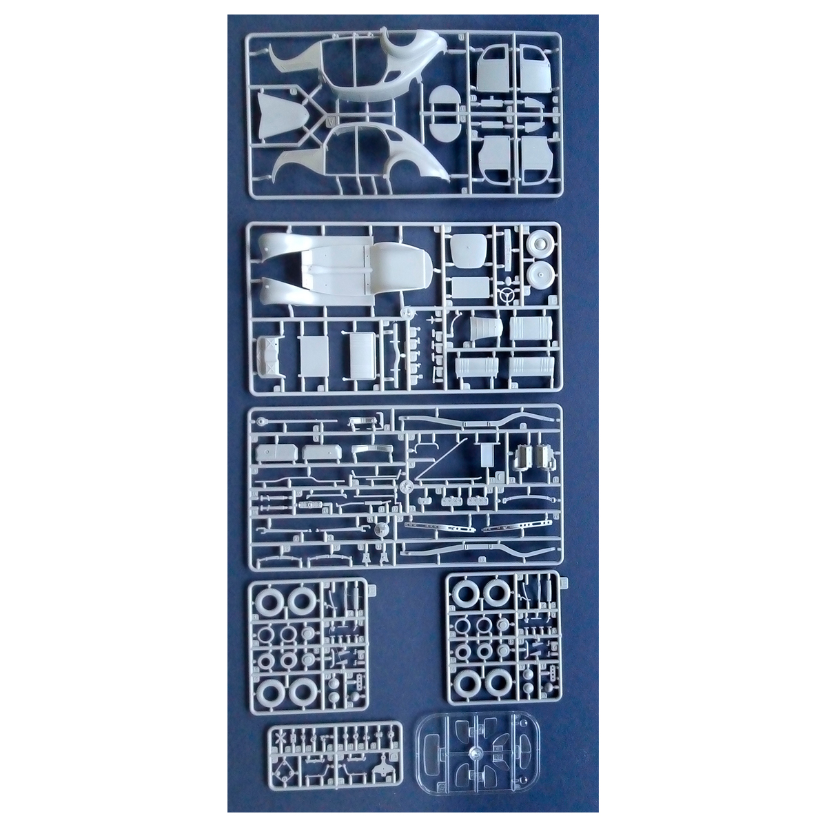 ak-interactive-ford-v8-g81a-funkwagen-1-35-kit-di-modellismo-militare image 2