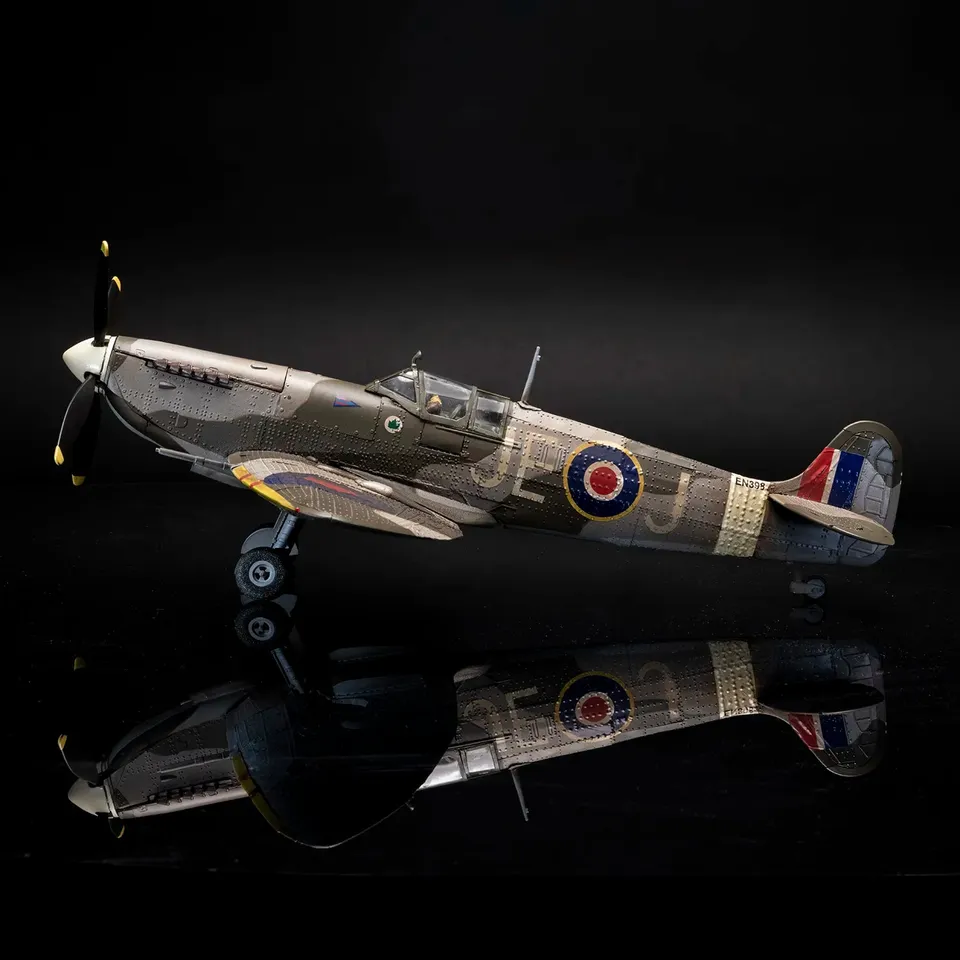 occre-supermarine-spitfire-mk-ixc-en398-1-24-kit-aereo-seconda-guerra-mondiale image 1