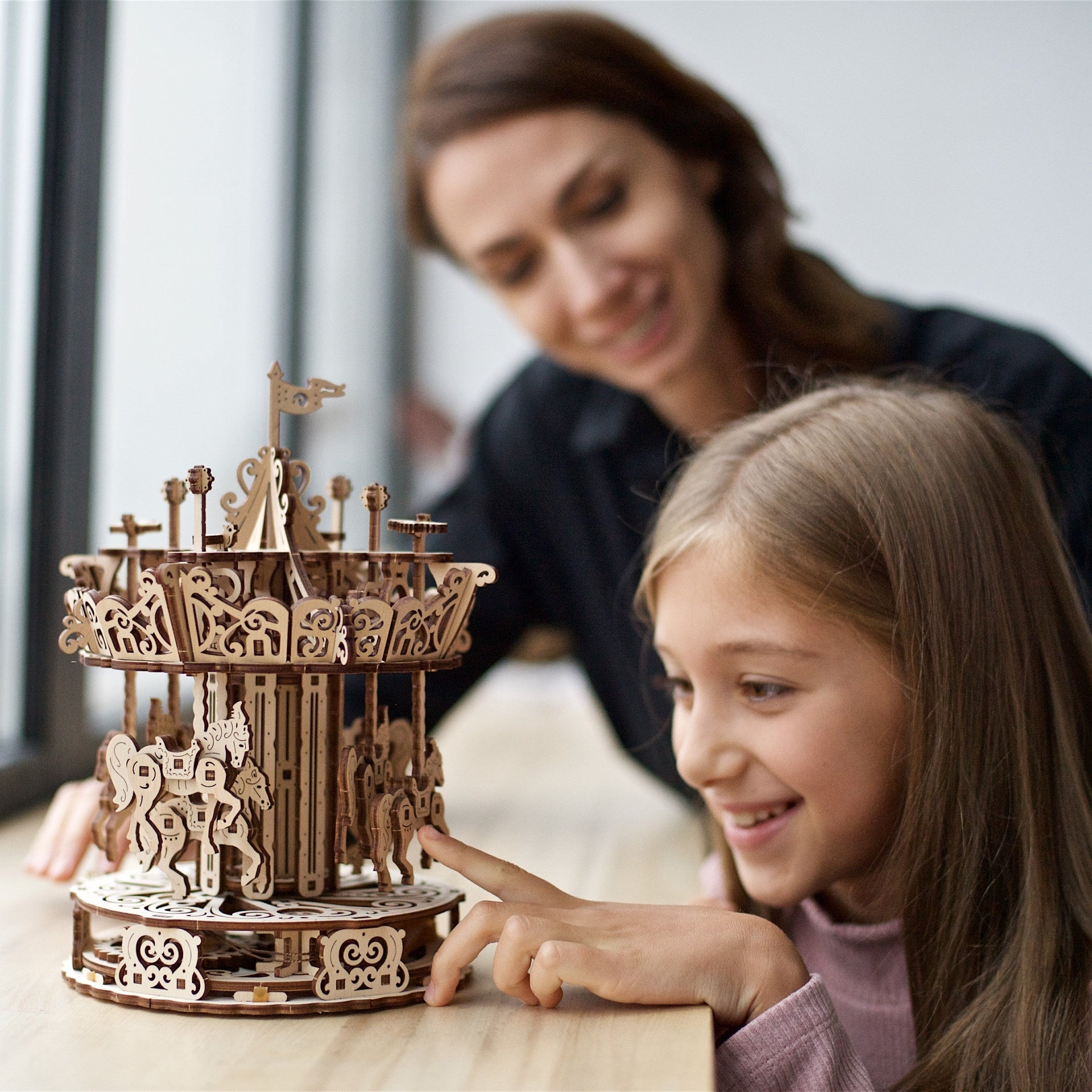 ugears-carousel-kit-modellismo-in-legno-meccanico image 7