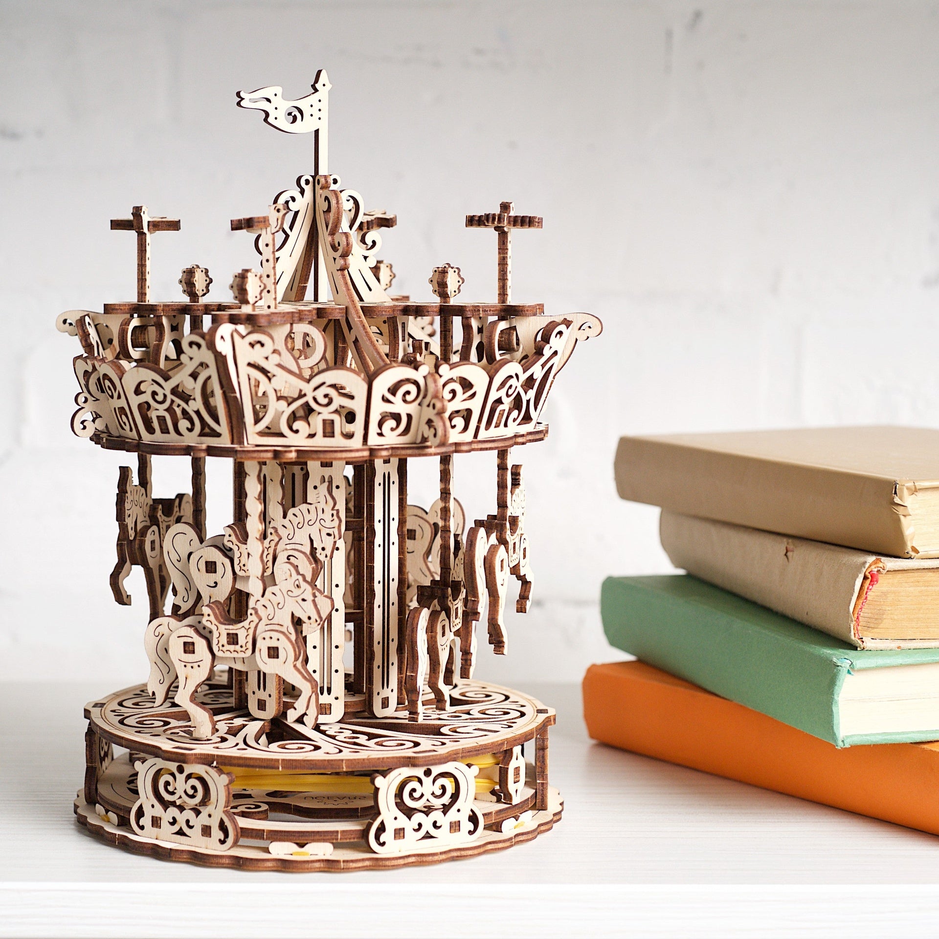 ugears-carousel-kit-modellismo-in-legno-meccanico image 8