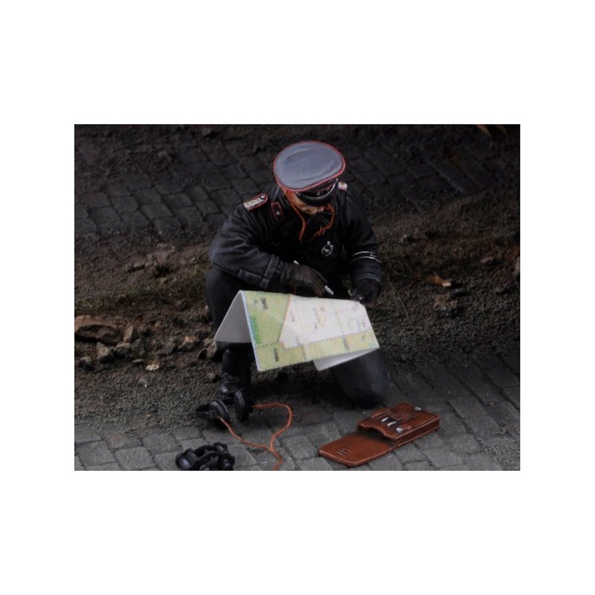 ak-interactive-waffen-ss-tank-commander-with-map-figura-wwii-in-scala-1-35 image 4