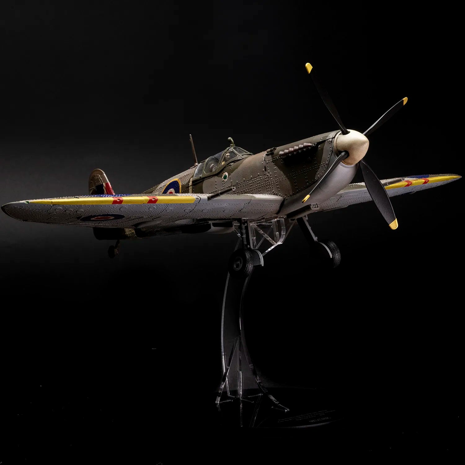 occre-supermarine-spitfire-mk-ixc-en398-1-24-kit-aereo-seconda-guerra-mondiale image 5