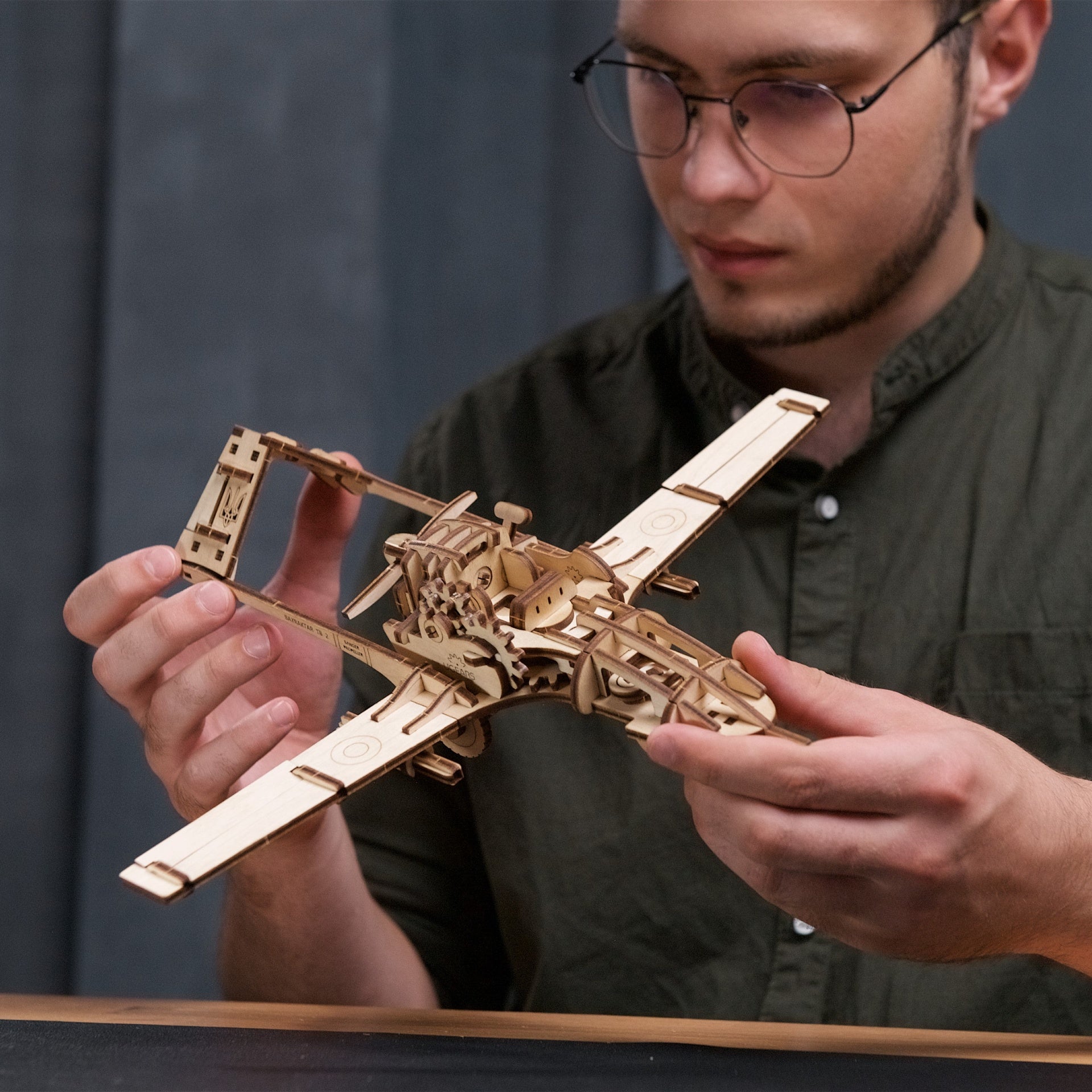 ugears-bayraktar-tb2-drone-da-combattimento-model-kit-in-legno-3d image 7