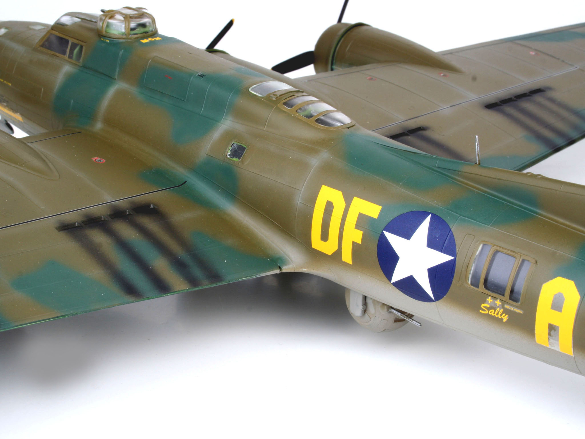 ak-interactive-b-17f-memphis-belle-1-48-kit-modellismo image 6
