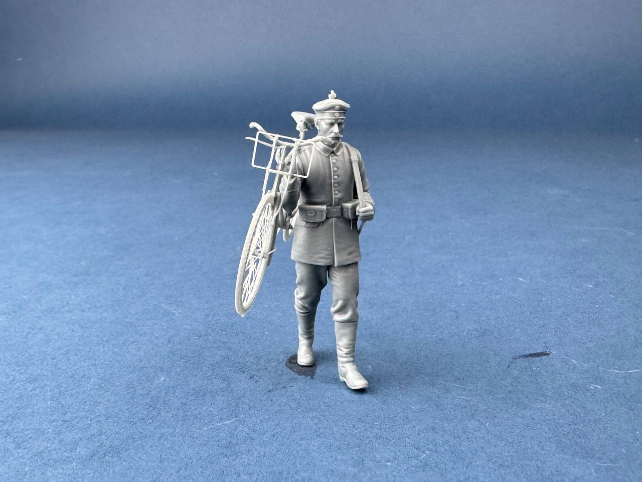 ak-interactive-1-35-german-cyclist-carrying-bicycle-figura-con-bicicletta image 5