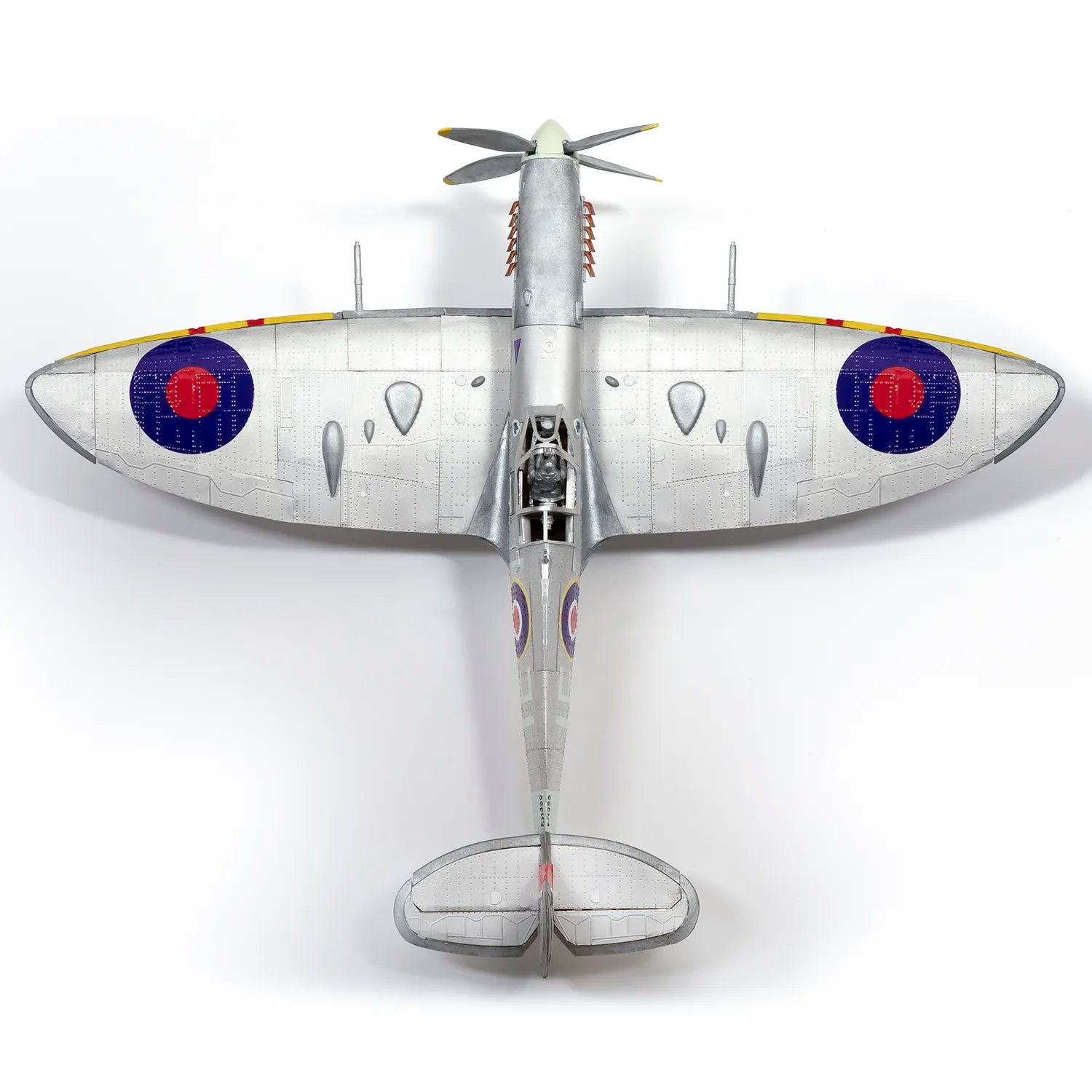 occre-supermarine-spitfire-mk-ixc-en398-1-24-kit-aereo-seconda-guerra-mondiale image 7