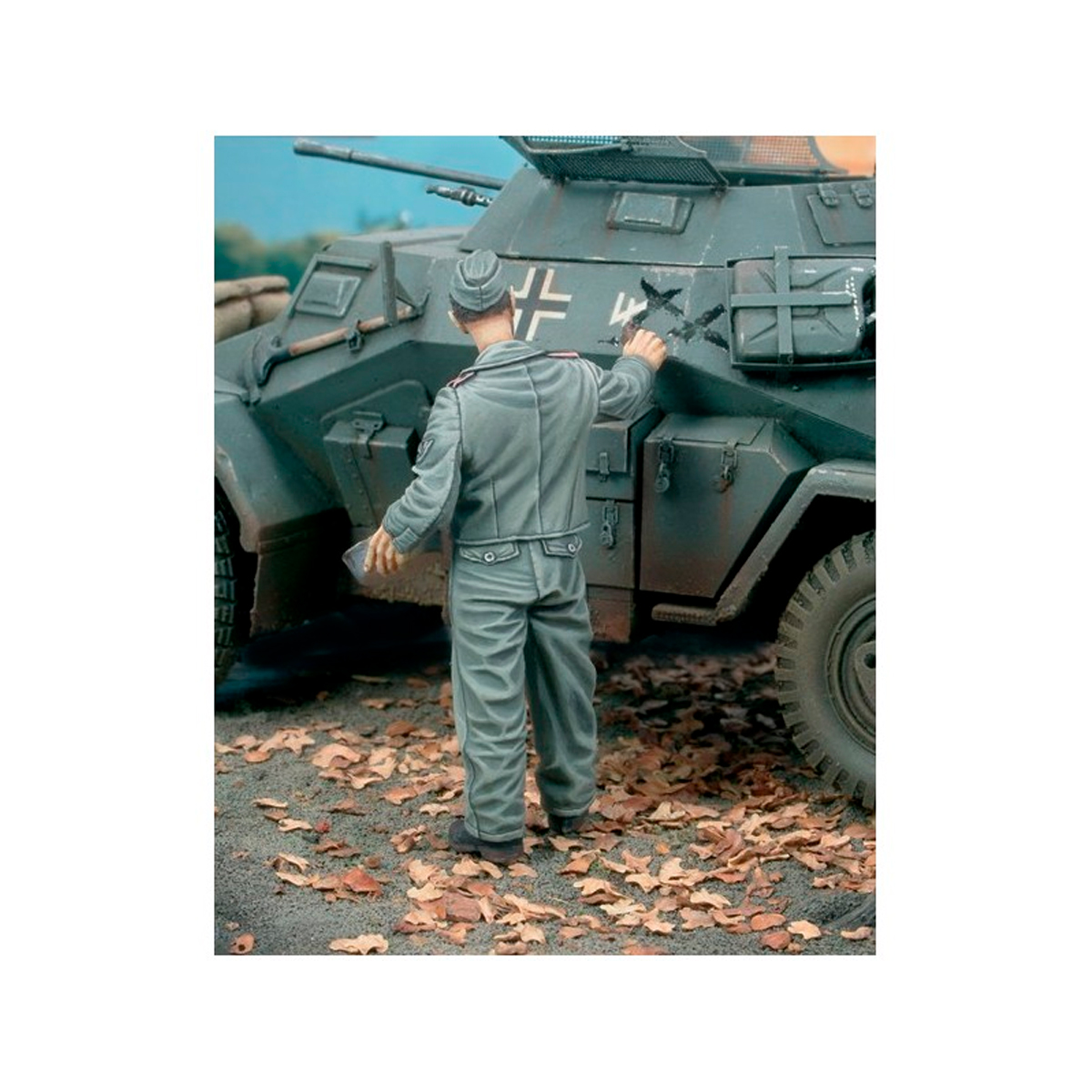 ak-interactive-german-tanker-getting-mud-camouflage-wwii-1-35-figura-carroista-t image 2