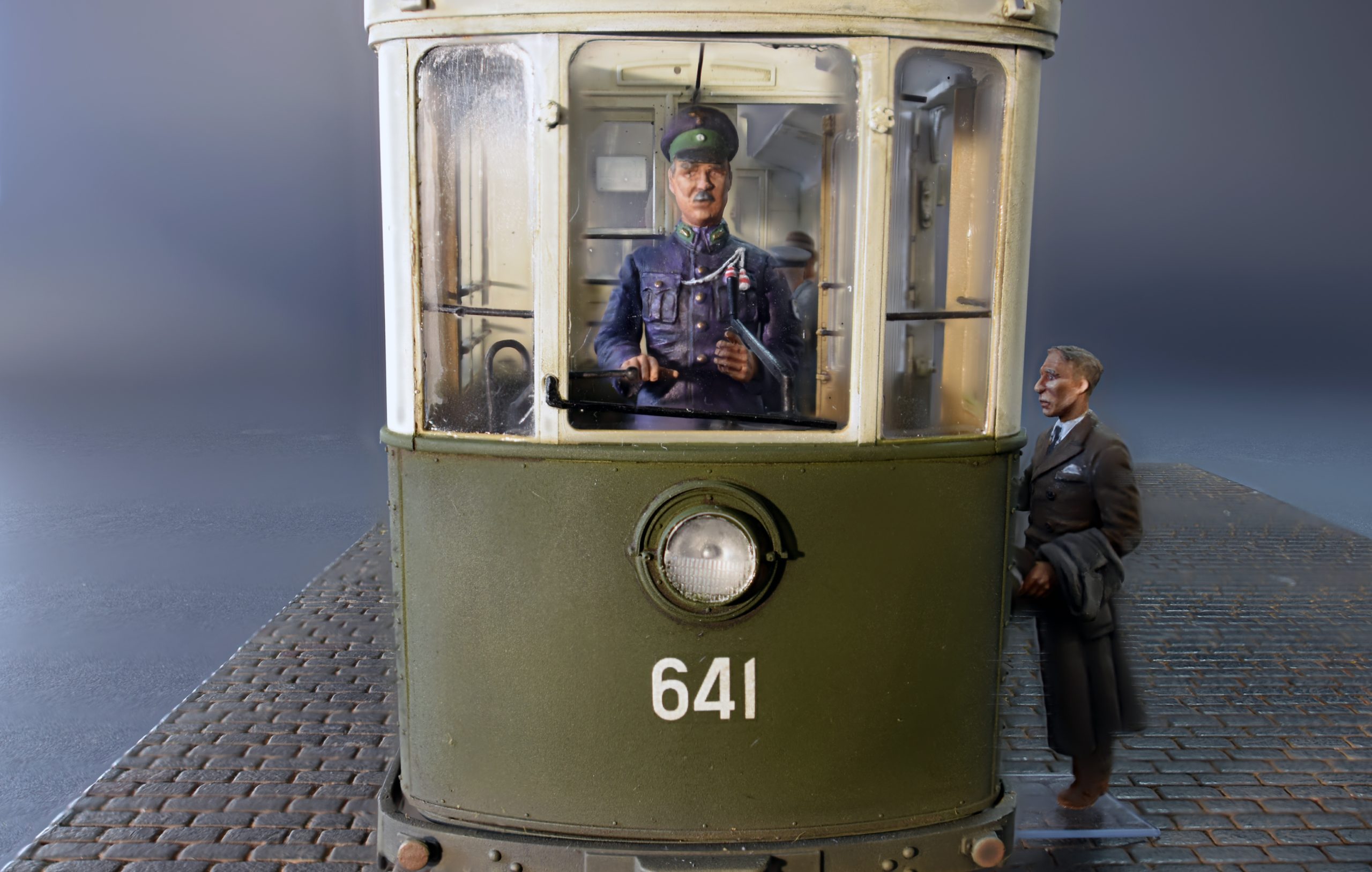ak-interactive-1-35-european-tramcar-con-equipaggio-e-passeggeri-kit-modellismo- image 3