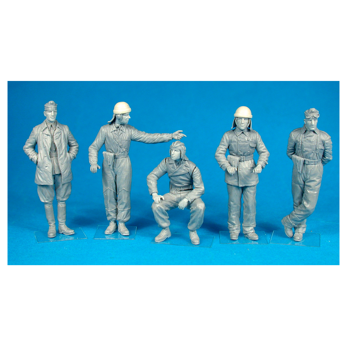 ak-interactive-hungarian-tank-crew-set-figure-in-scala-1-35 image 2