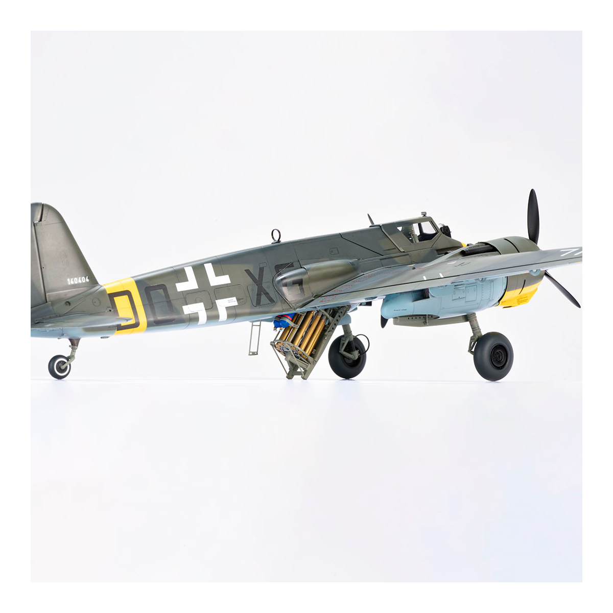 ak-interactive-1-32-hs-129-b-3-with-75mm-gun image 3