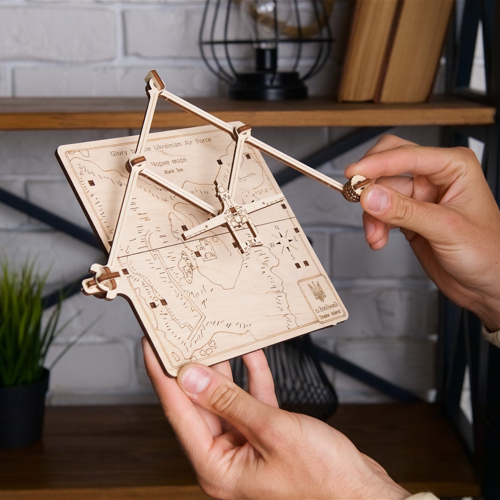 ugears-liberation-of-snake-island-modello-meccanico-in-legno-dalla-collezione-ag image 4