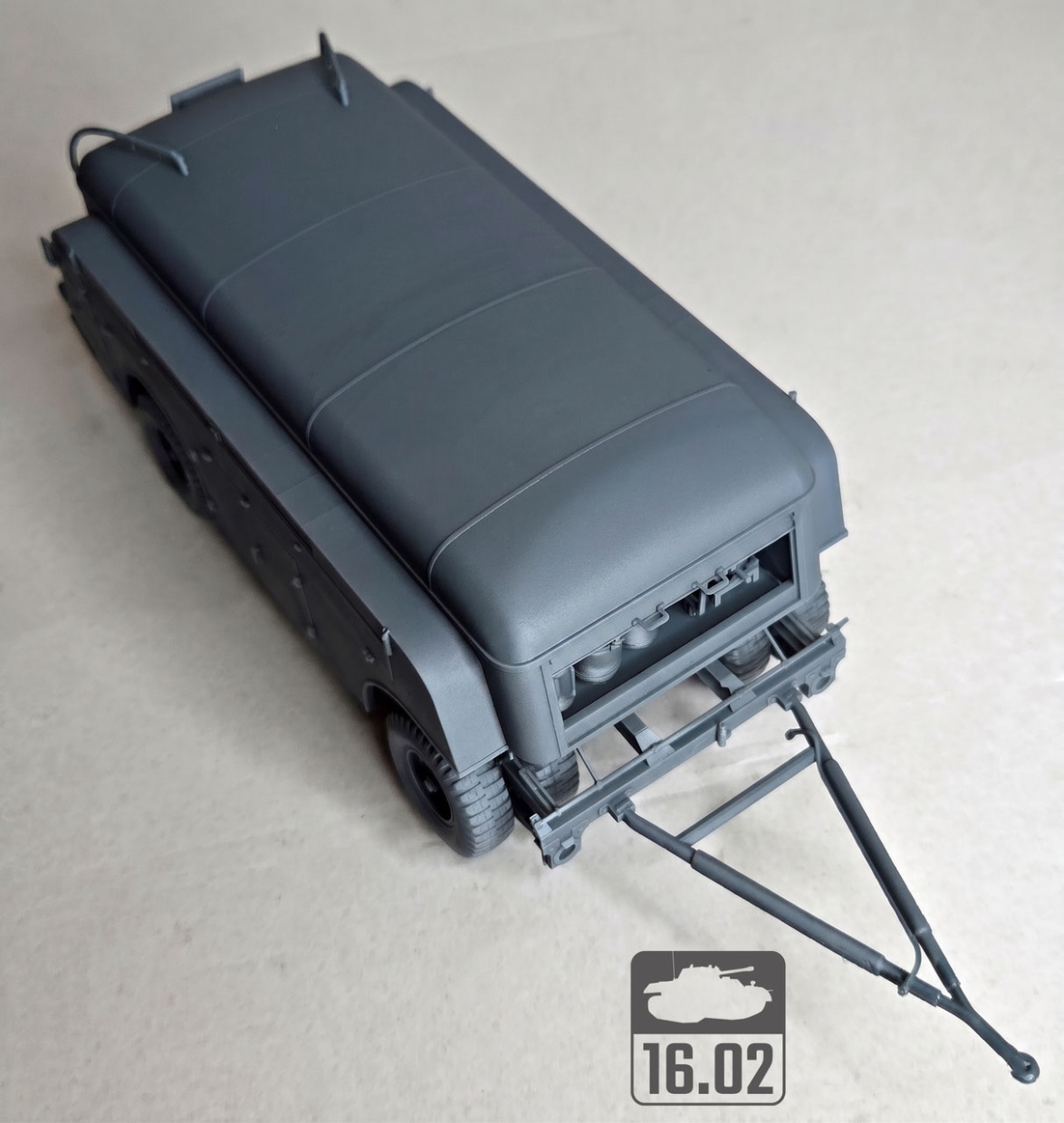 ak-interactive-flugbetriebsstoff-kesselwagen-anh-nger-sd-ah-454-1-35-kit-di-mode image 2