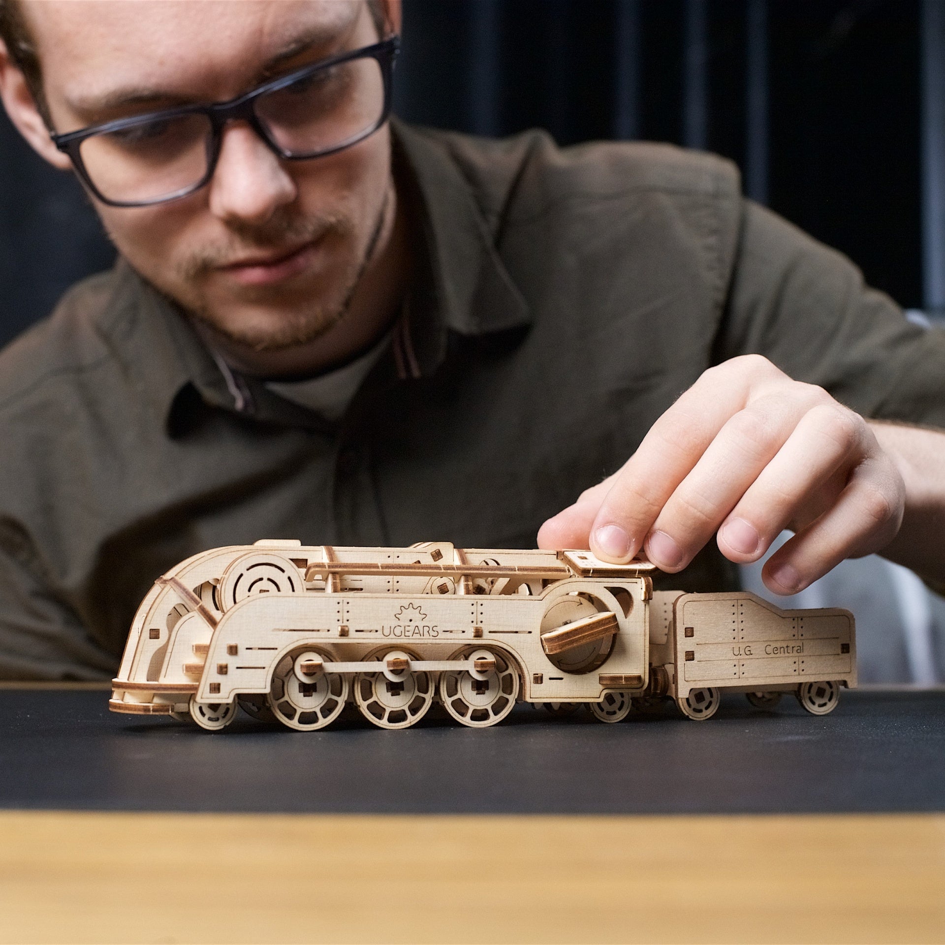 ugears-mini-locomotive-treno-a-moschetto-in-legno-3d-locomotiva-e-tender-percorr image 7