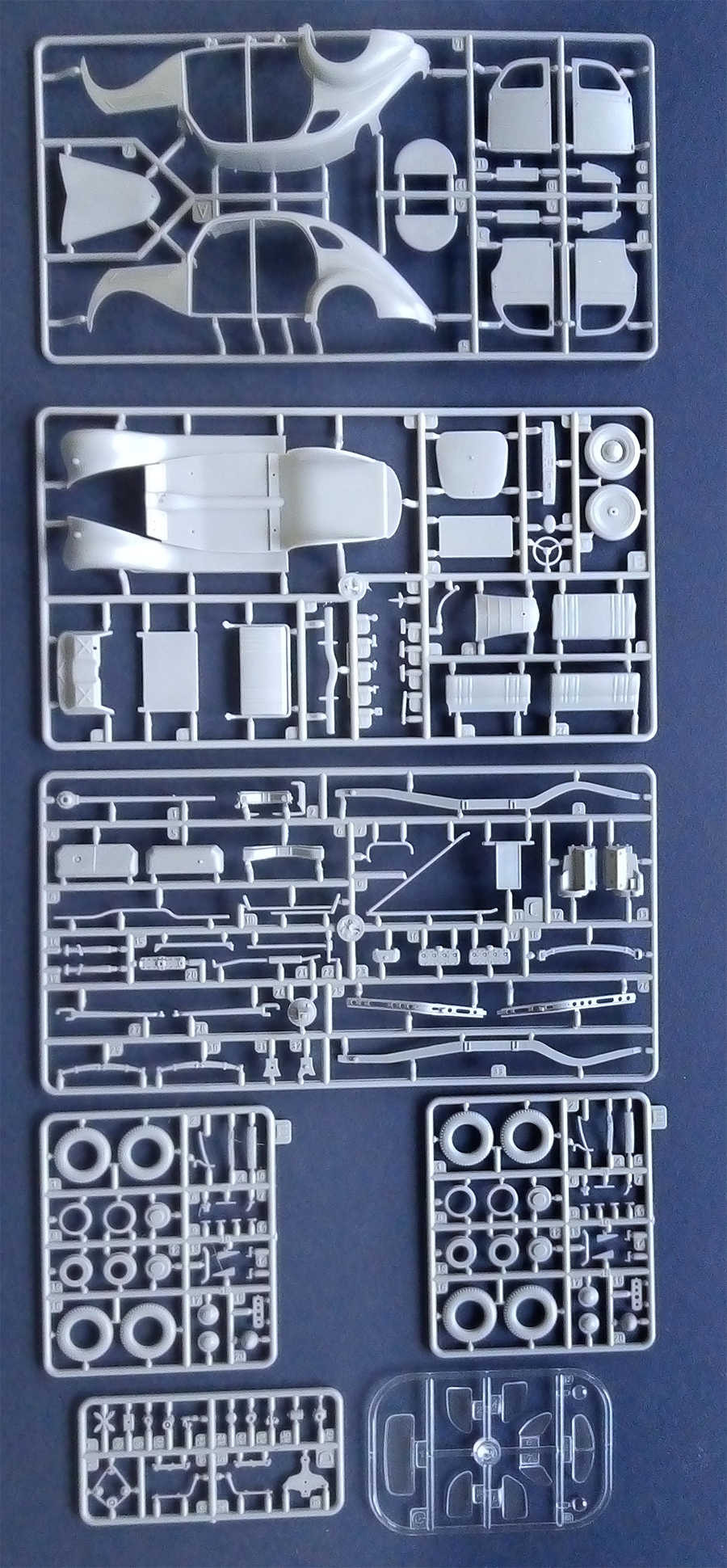 ak-interactive-1-35-personenkraftwagen-ford-v8-g81a-special-kit-veicolo-militare image 3