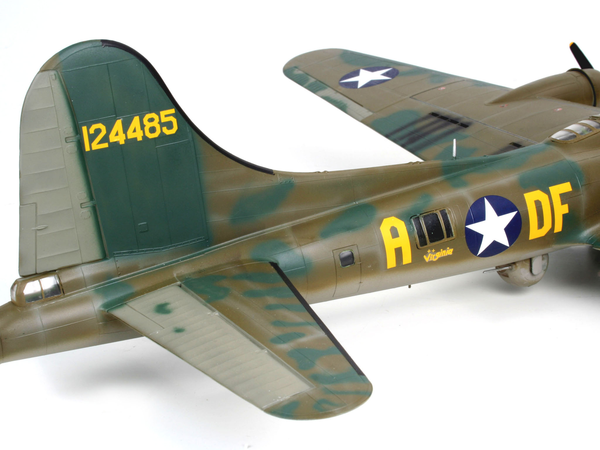 ak-interactive-b-17f-memphis-belle-1-48-kit-modellismo image 5
