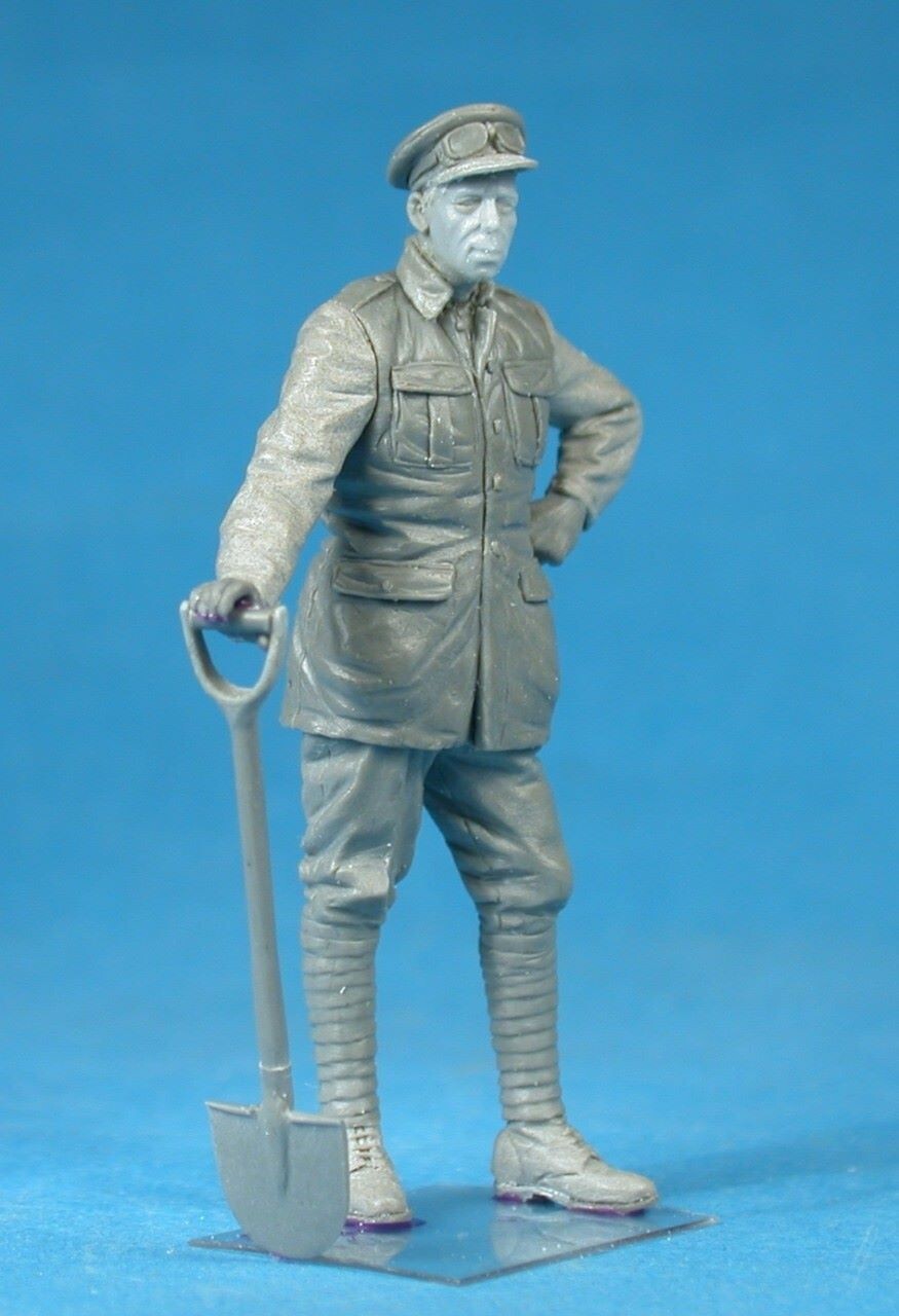 ak-interactive-british-armoured-car-division-serviceman-with-a-shovel-1-35-figur-2 image 2