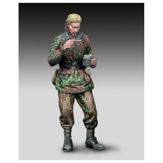 ak-interactive-german-ss-soldier-eating-wwii-1-72-scale image 1
