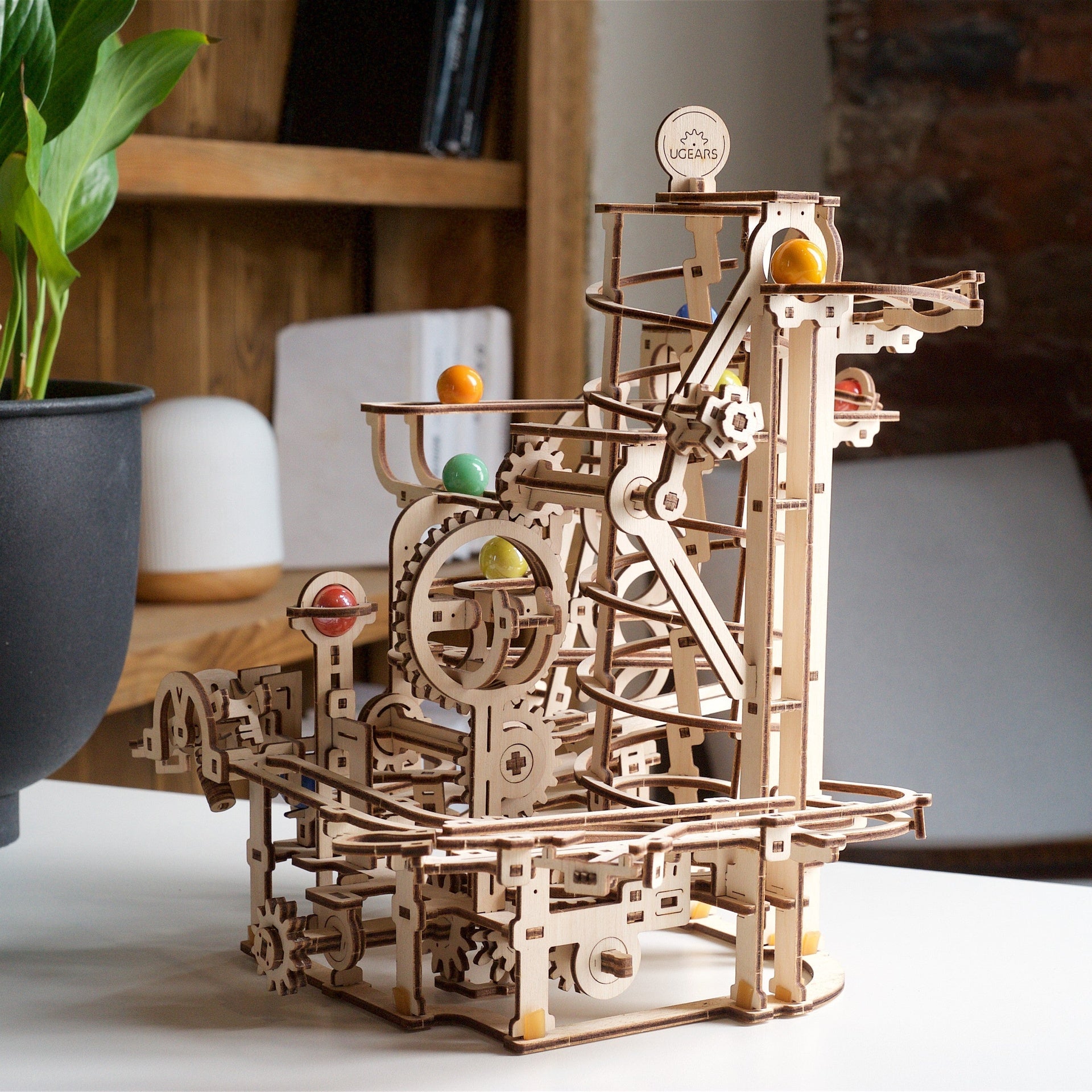ugears-marble-run-spiral-hoist-kit-di-modellismo-meccanico-in-legno image 8