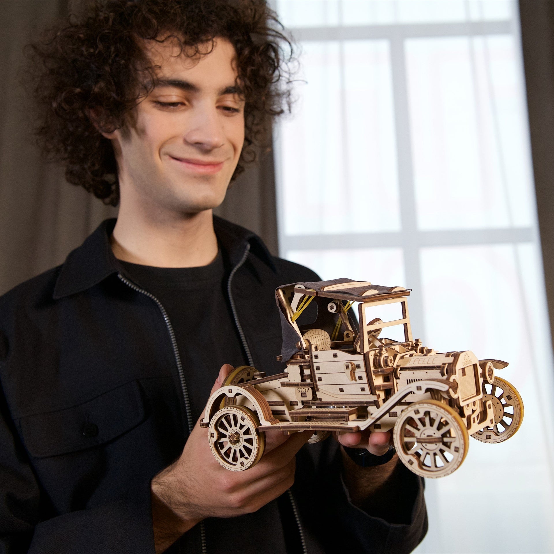 ugears-retro-car-ugr-t-kit-di-modellismo-in-legno-da-costruire image 8