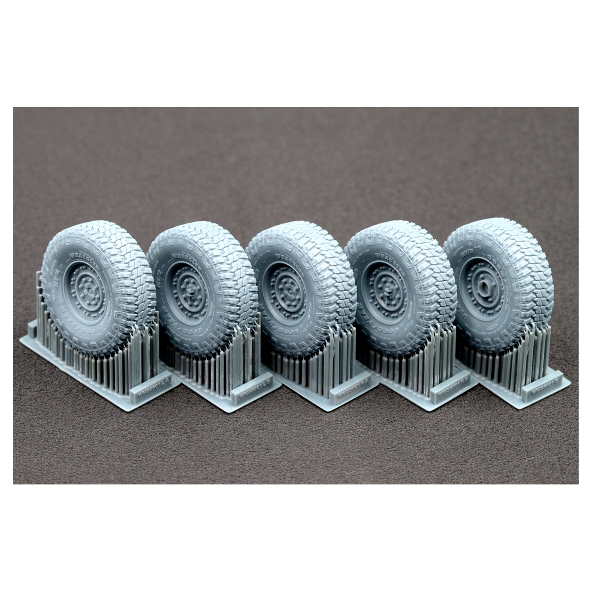 ak-interactive-hmmwv-mt-r-24-bolt-ordinary-wheel-set-1-35-set-ruote-per-humvee image 2