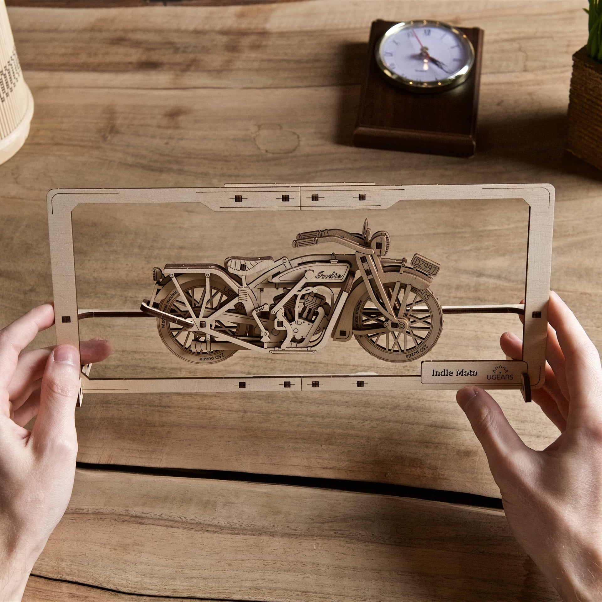 ugears-indie-moto-2-5d-puzzle-quadro-in-legno-con-parti-mobili image 6