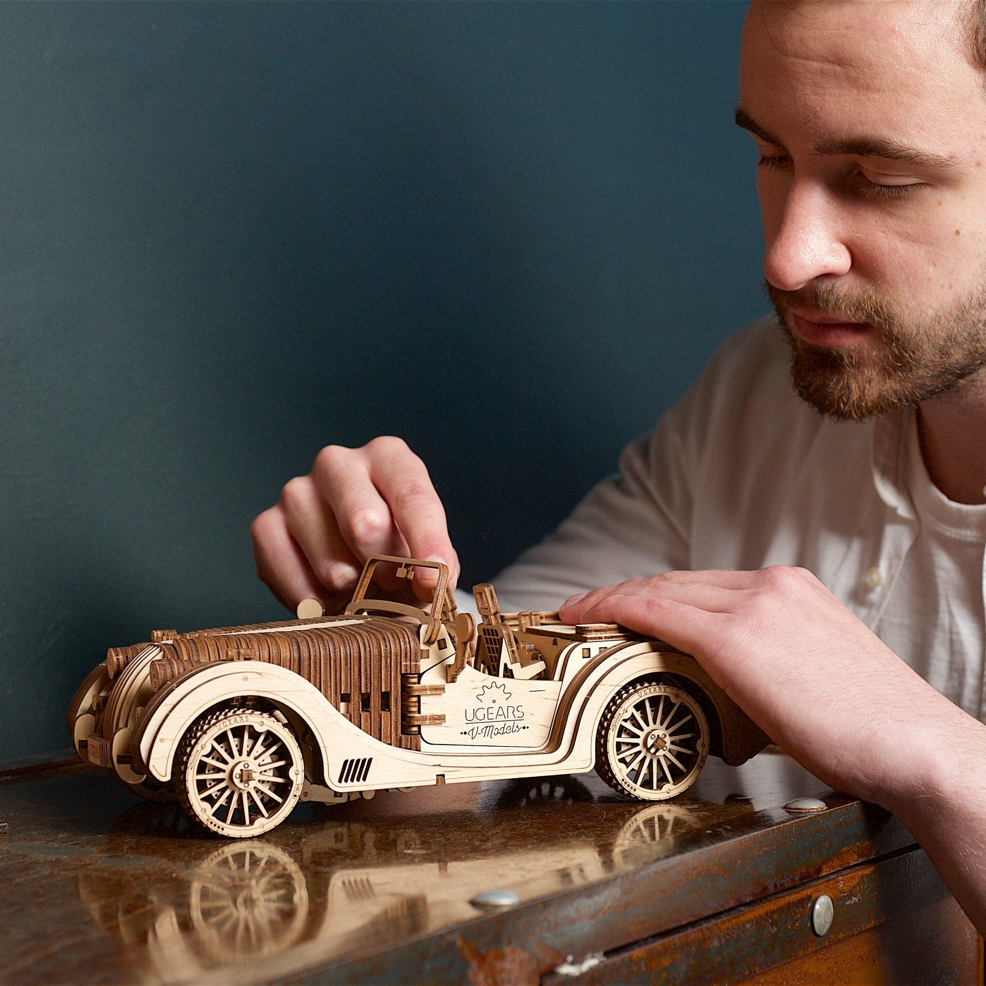ugears-roadster-vm-01-modello-meccanico-in-legno-auto-sportiva-v8 image 7