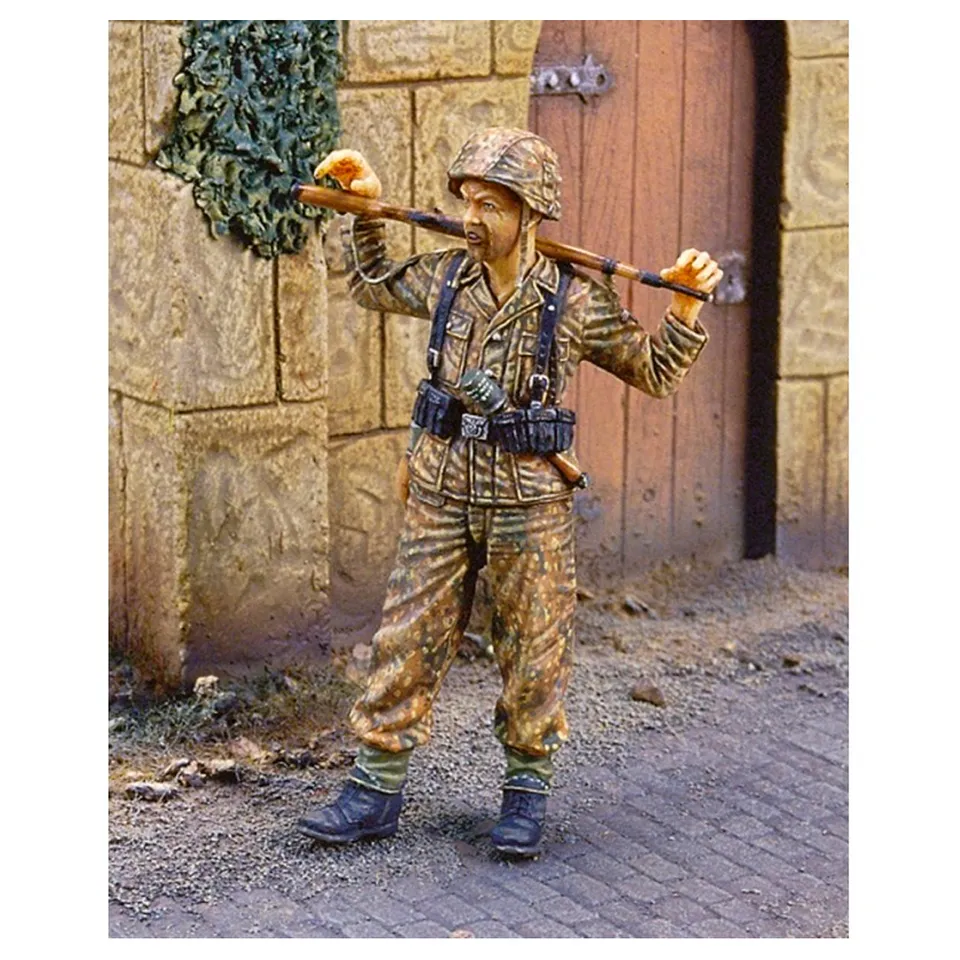 ak-interactive-ss-grenadier-at-rest-1944-2-heads-1-35 image 1