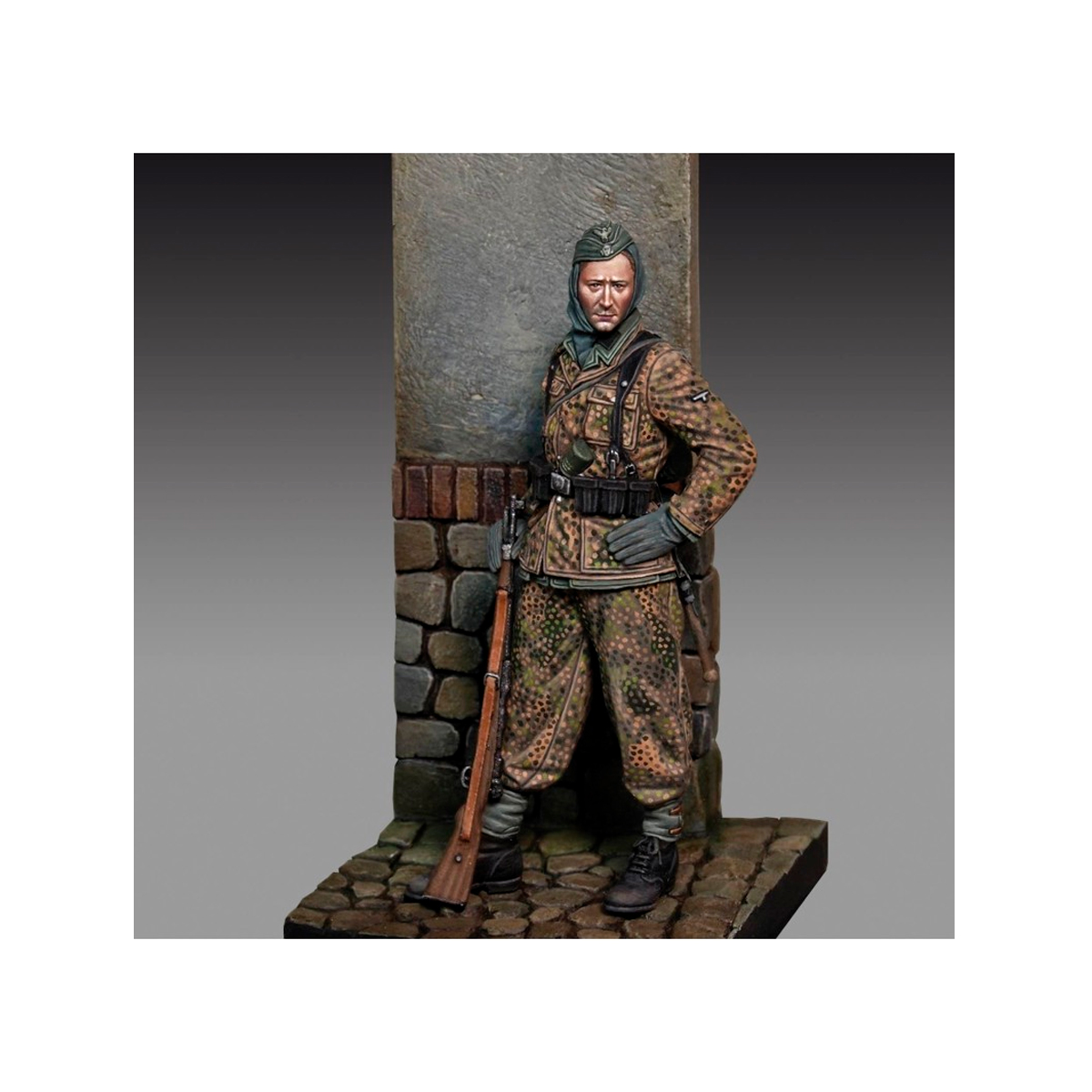 ak-interactive-waffen-ss-grenadier-with-rifle-1-35-figura-modellismo image 1