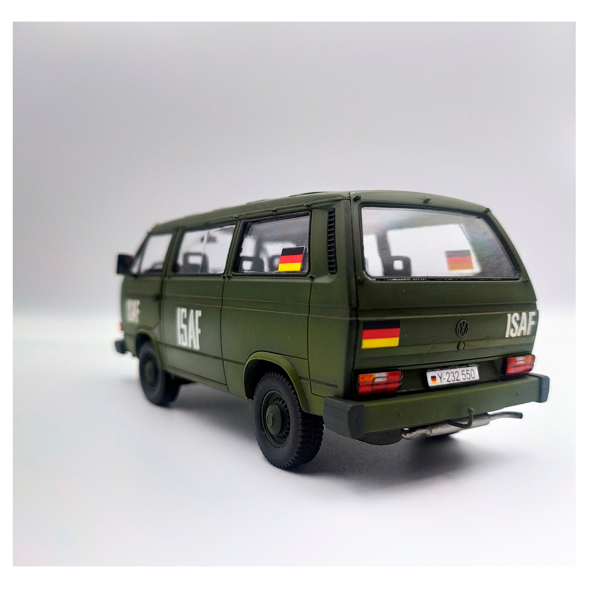 ak-interactive-1-35-vw-t3-transporter-bus image 4