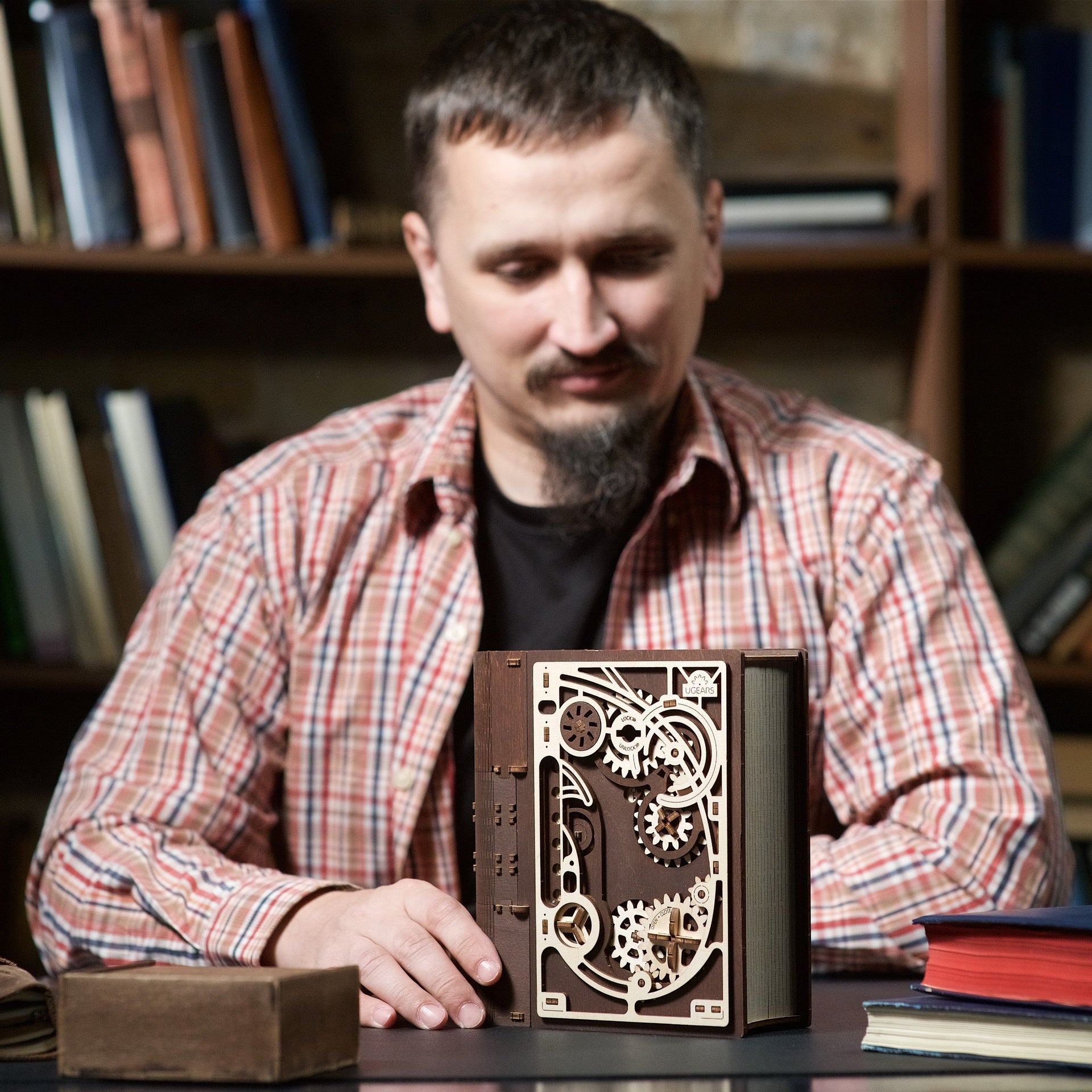 ugears-book-of-secrets-cassaforte-libro-in-legno-meccanica-3d-con-serratura-adva image 7