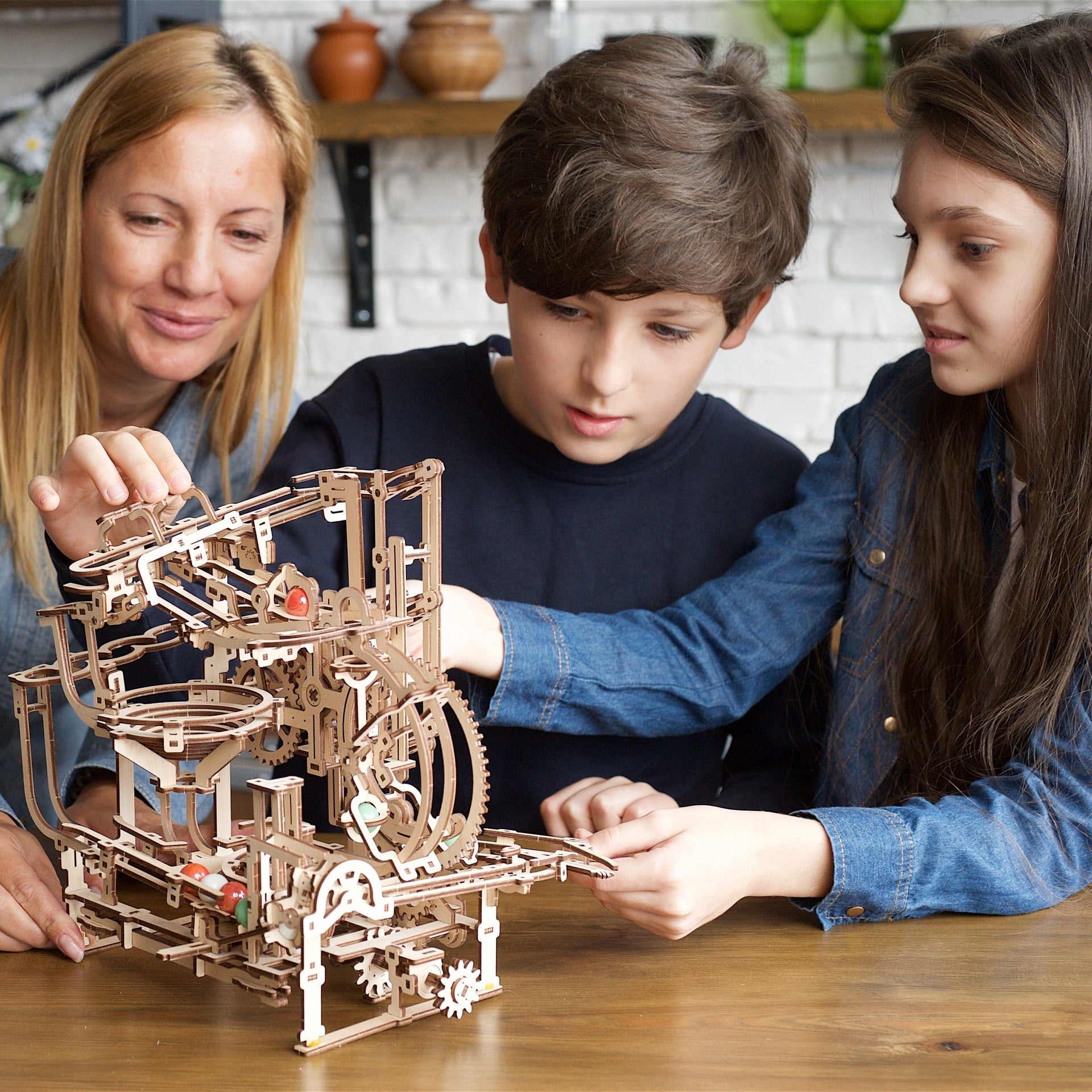 ugears-marble-run-stepped-hoist-pista-per-biglie-modulare-in-legno-da-costruire image 7