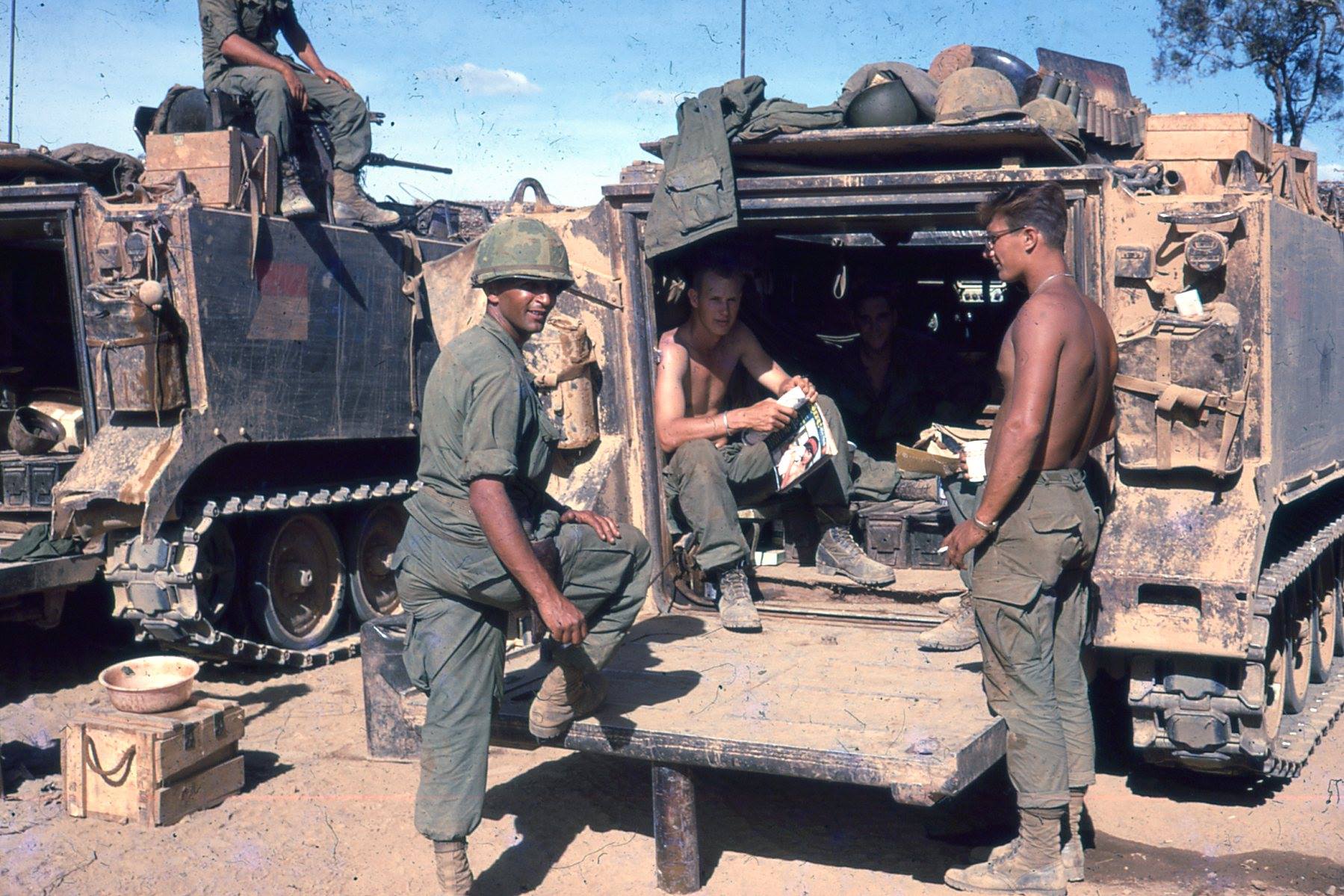 ak-interactive-1-16-u-s-infantry-helmets-vietnam-war-set-di-caschi-in-scala image 6