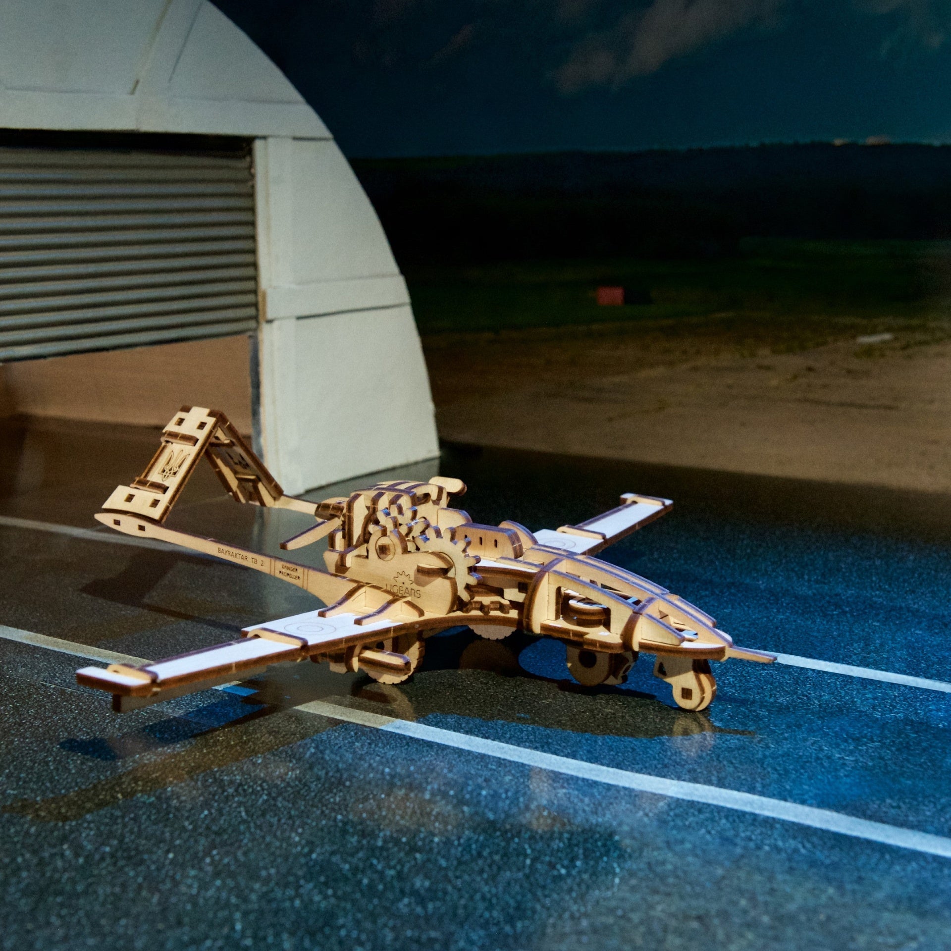 ugears-bayraktar-tb2-drone-da-combattimento-model-kit-in-legno-3d image 8