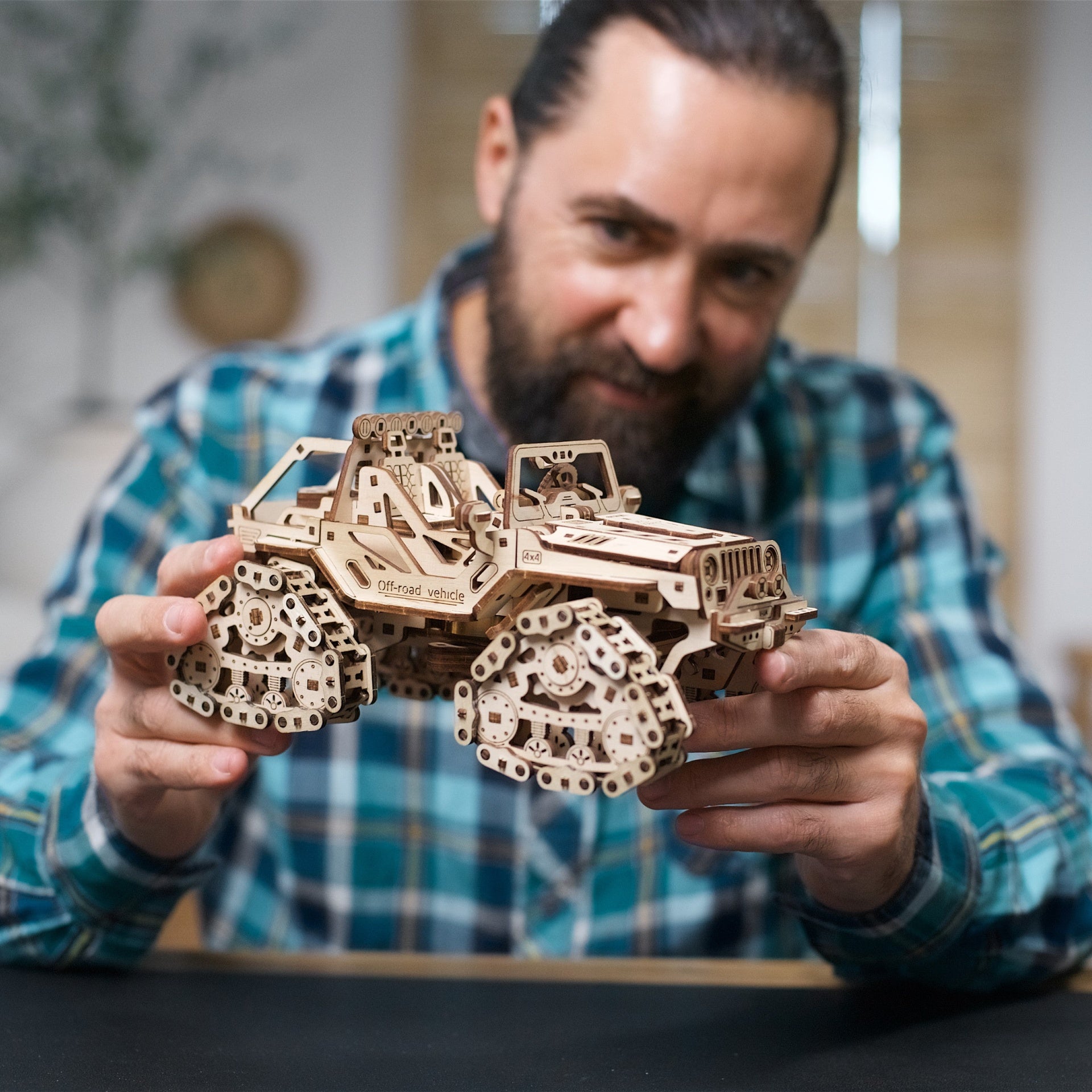 ugears-tracked-off-road-vehicle-fuoristrada-cingolato-in-legno-1-24 image 7