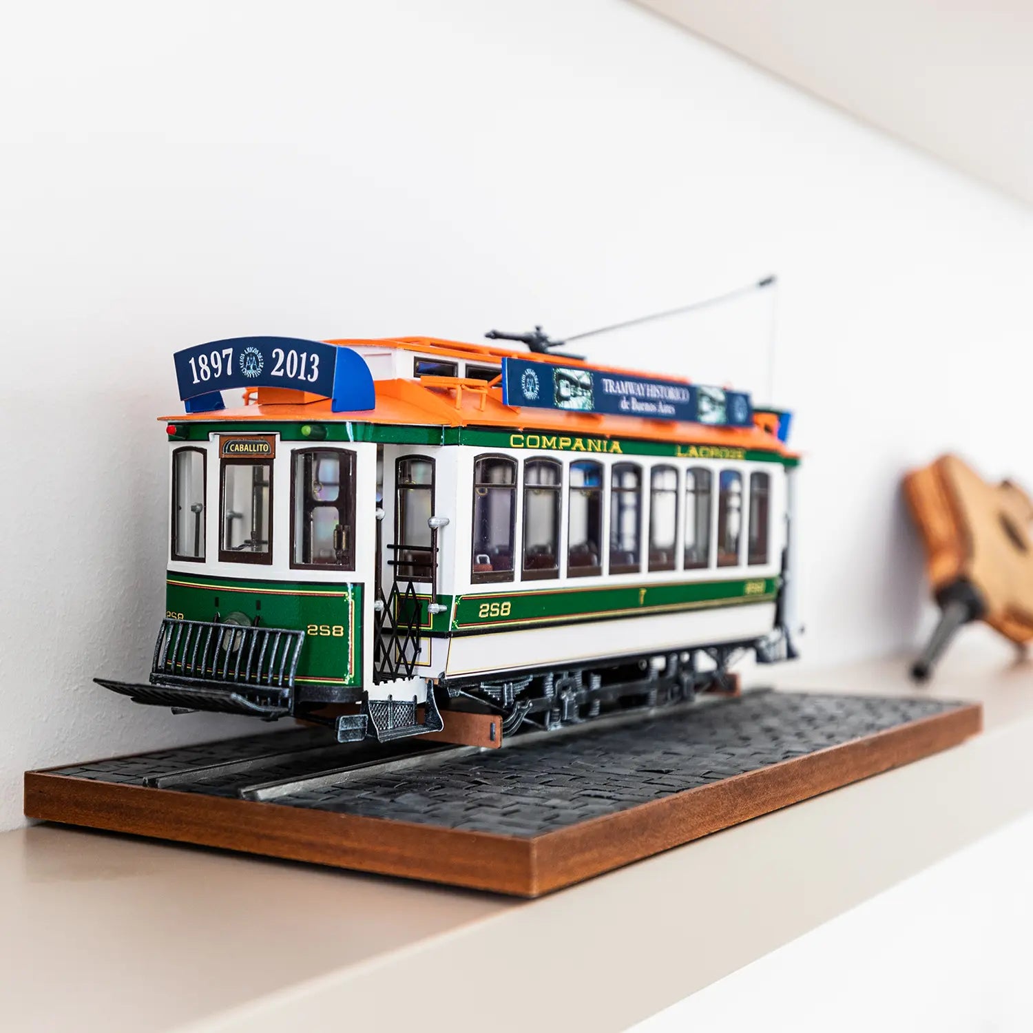 occre-buenos-aires-kit-tram-lacroze-258-diorama image 3