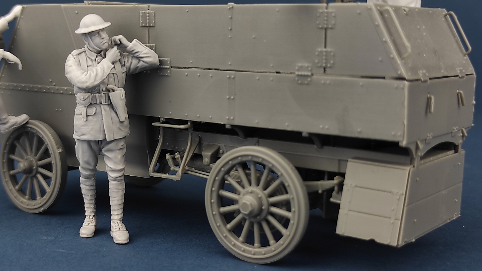 ak-interactive-canadian-motor-mg-brigade-officer-1-35-kit-di-modellismo image 2