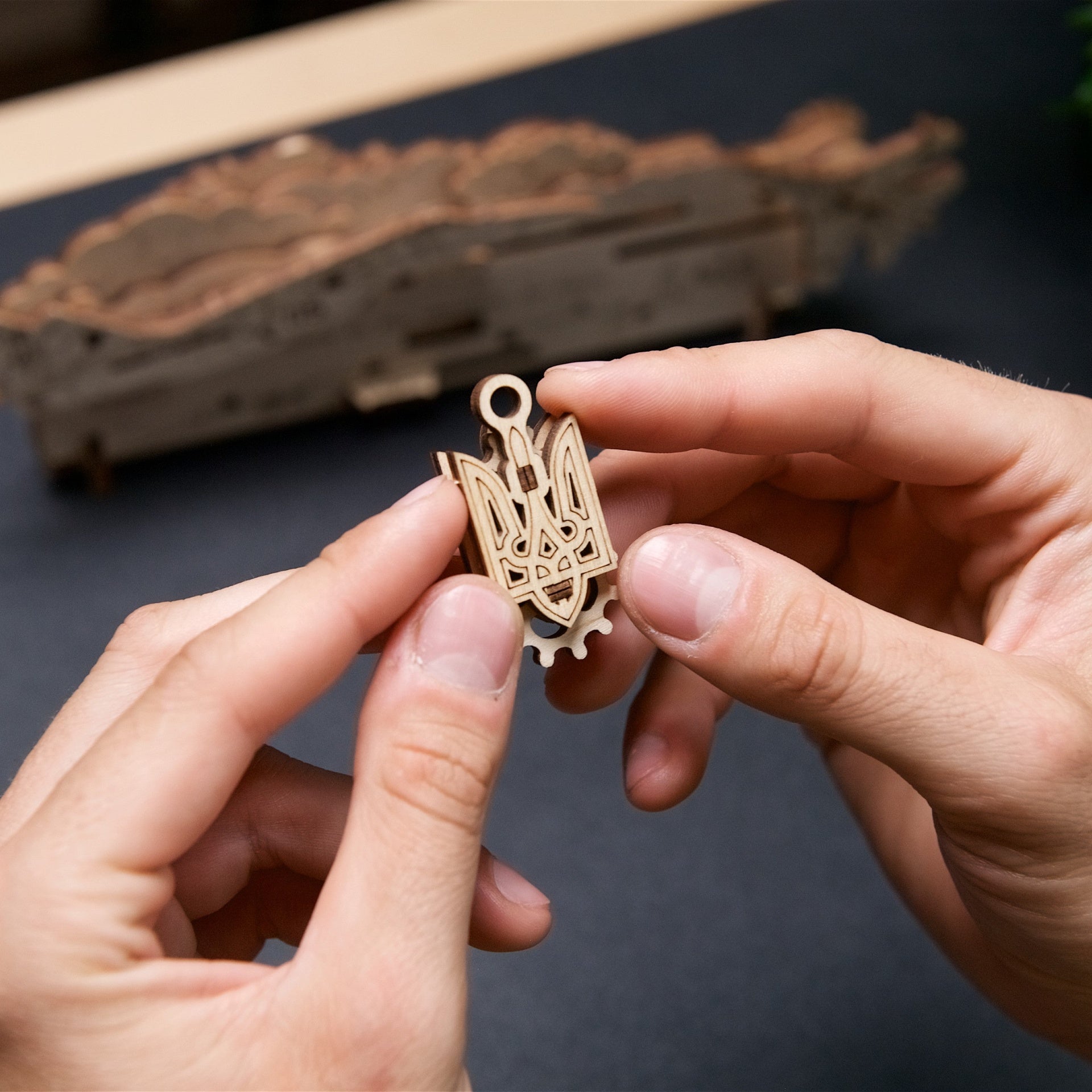 ugears-the-ghost-of-kyiv-attacks-mini-modello-legno-3d image 5