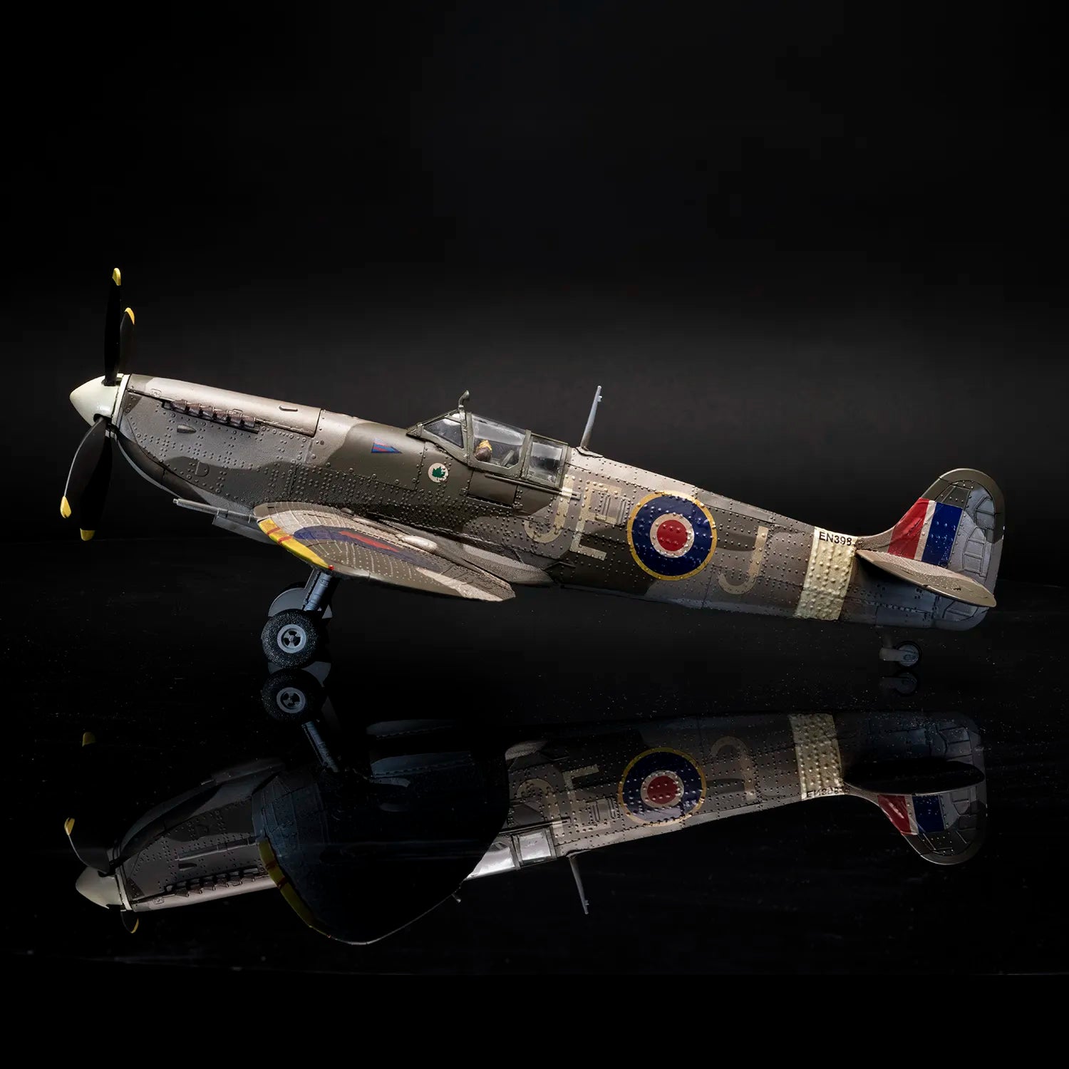 occre-supermarine-spitfire-mk-ixc-en398-1-24-kit-aereo-seconda-guerra-mondiale image 1