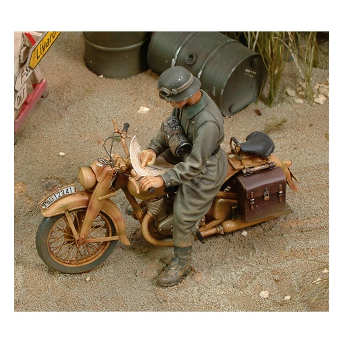 ak-interactive-dkw-german-motorcycle-rider-wwii-1-35-motociclista-tedesco-della- image 1
