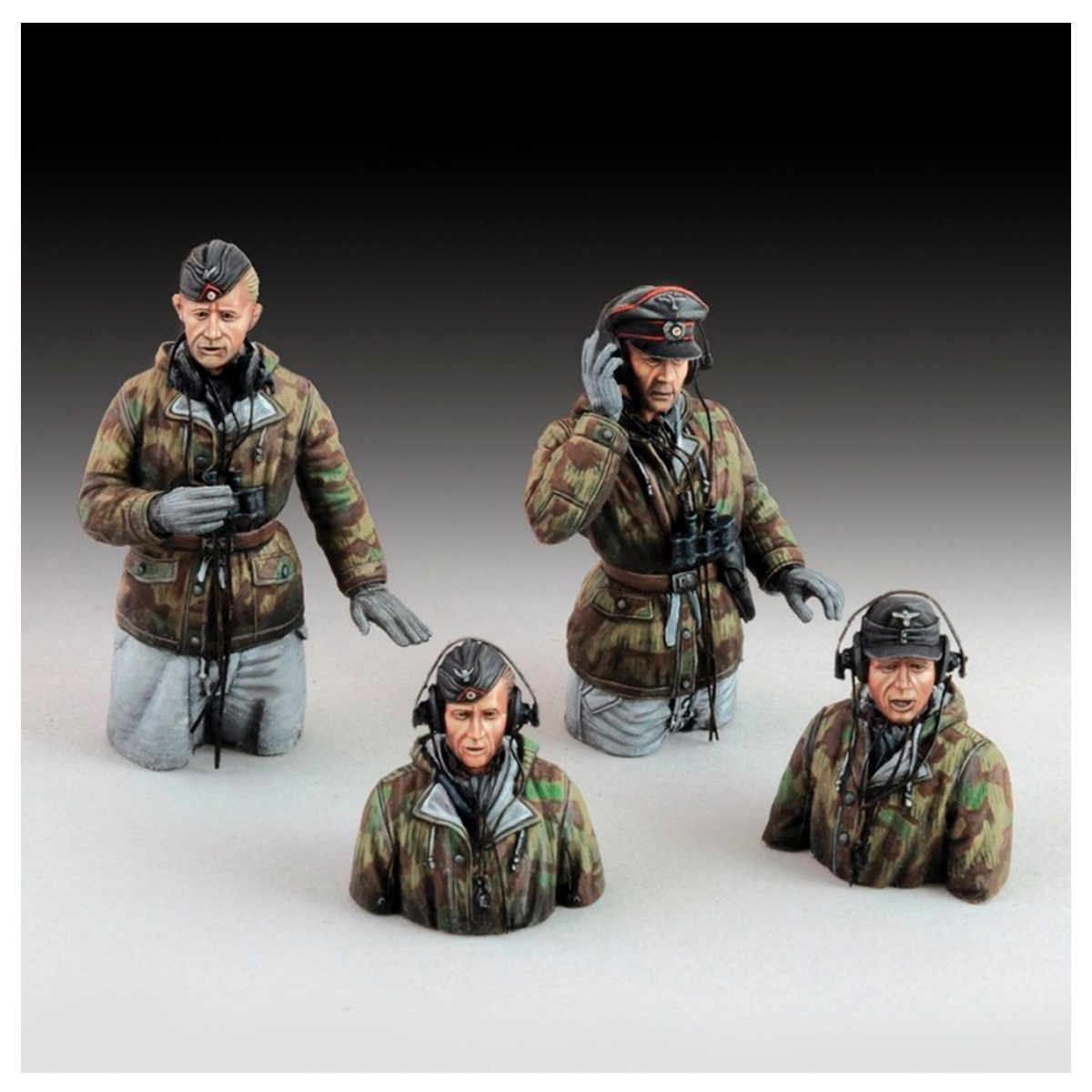 ak-interactive-german-tank-crew-in-winter-dress-wwii-1-72 image 1