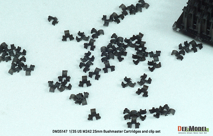 ak-interactive-us-m242-25mm-bushmaster-set-cartucce-e-clip-oltre-200-pezzi-per-k image 7