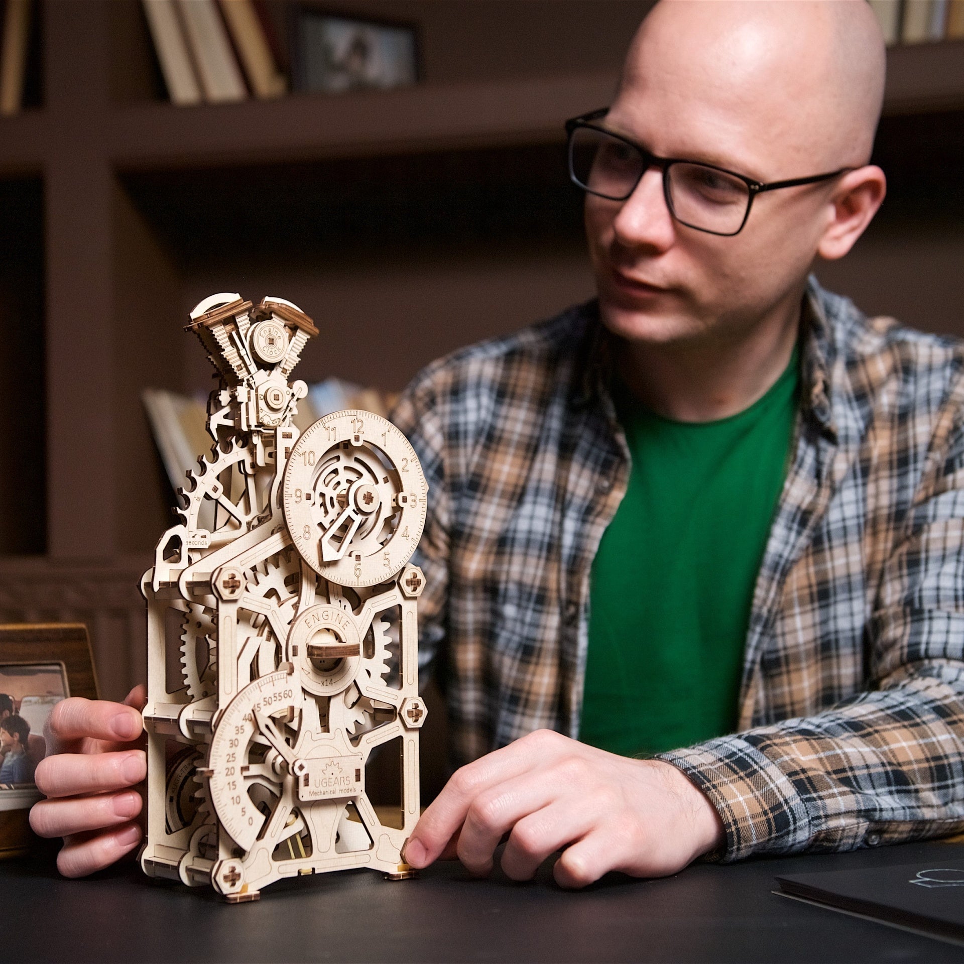 ugears-engine-clock-orologio-meccanico-da-tavolo-a-motore-con-pendolo image 7