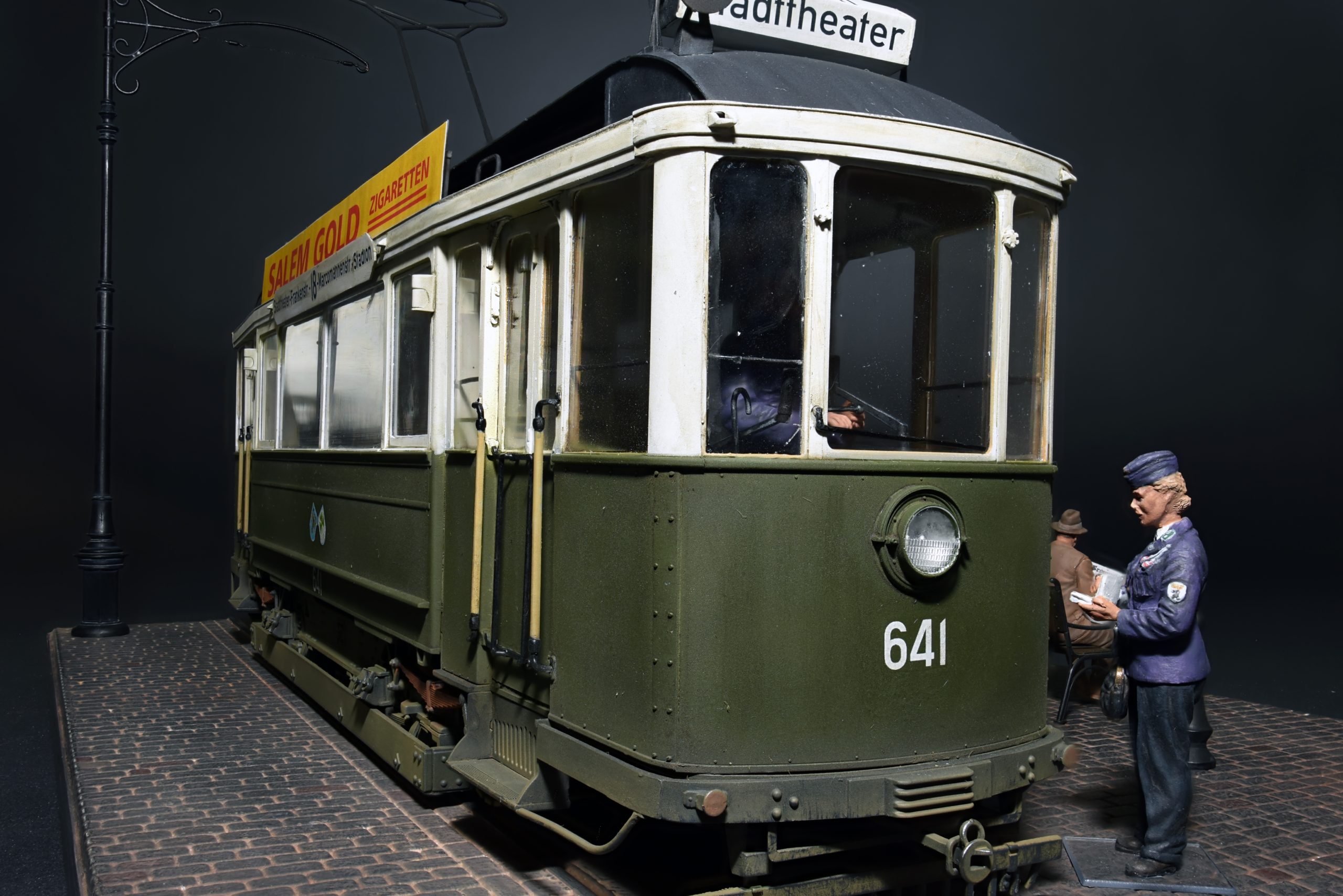 ak-interactive-1-35-european-tramcar-con-equipaggio-e-passeggeri-kit-modellismo- image 7