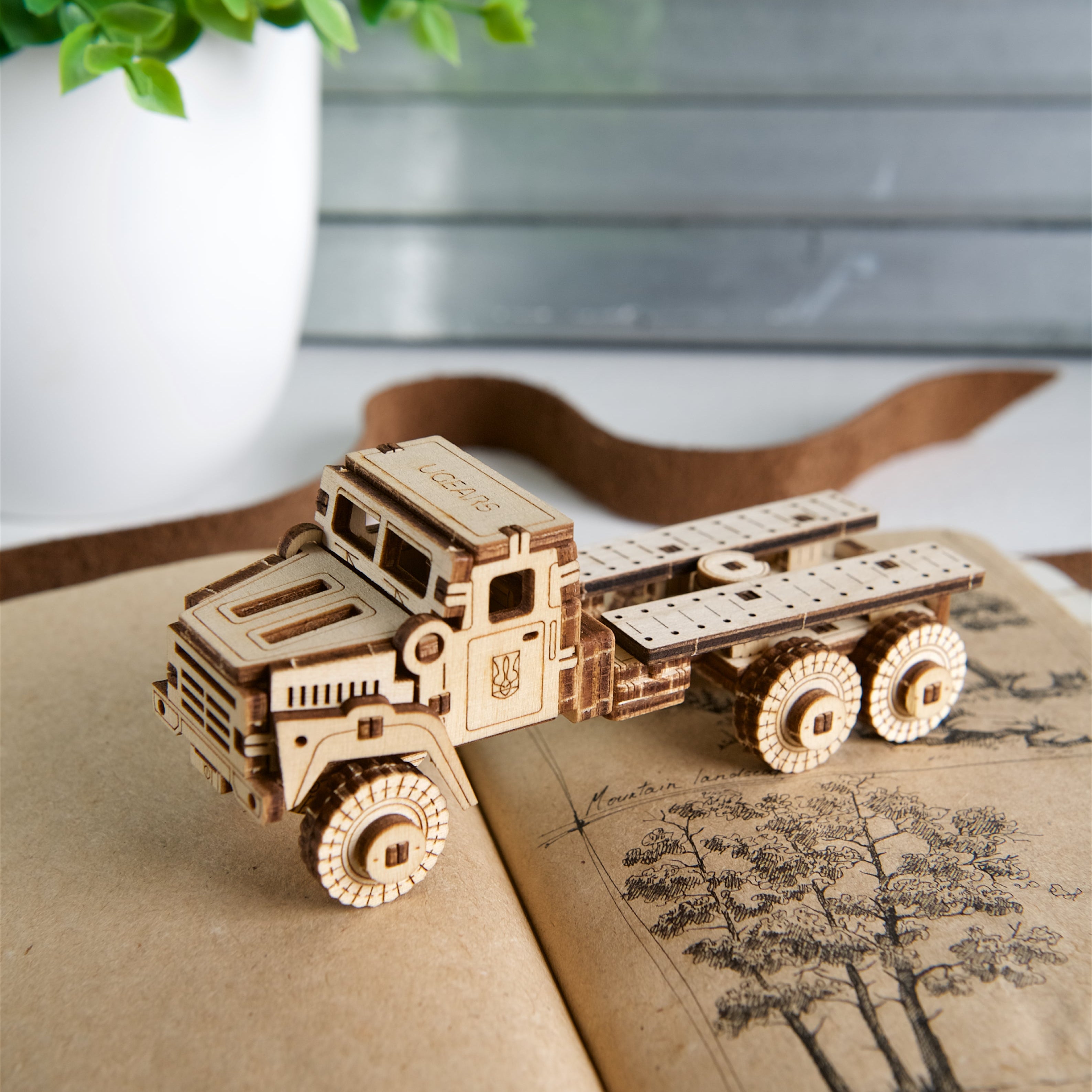 ugears-military-truck-kit-di-modellismo-in-legno-camion-militare-a-tre-assi image 7