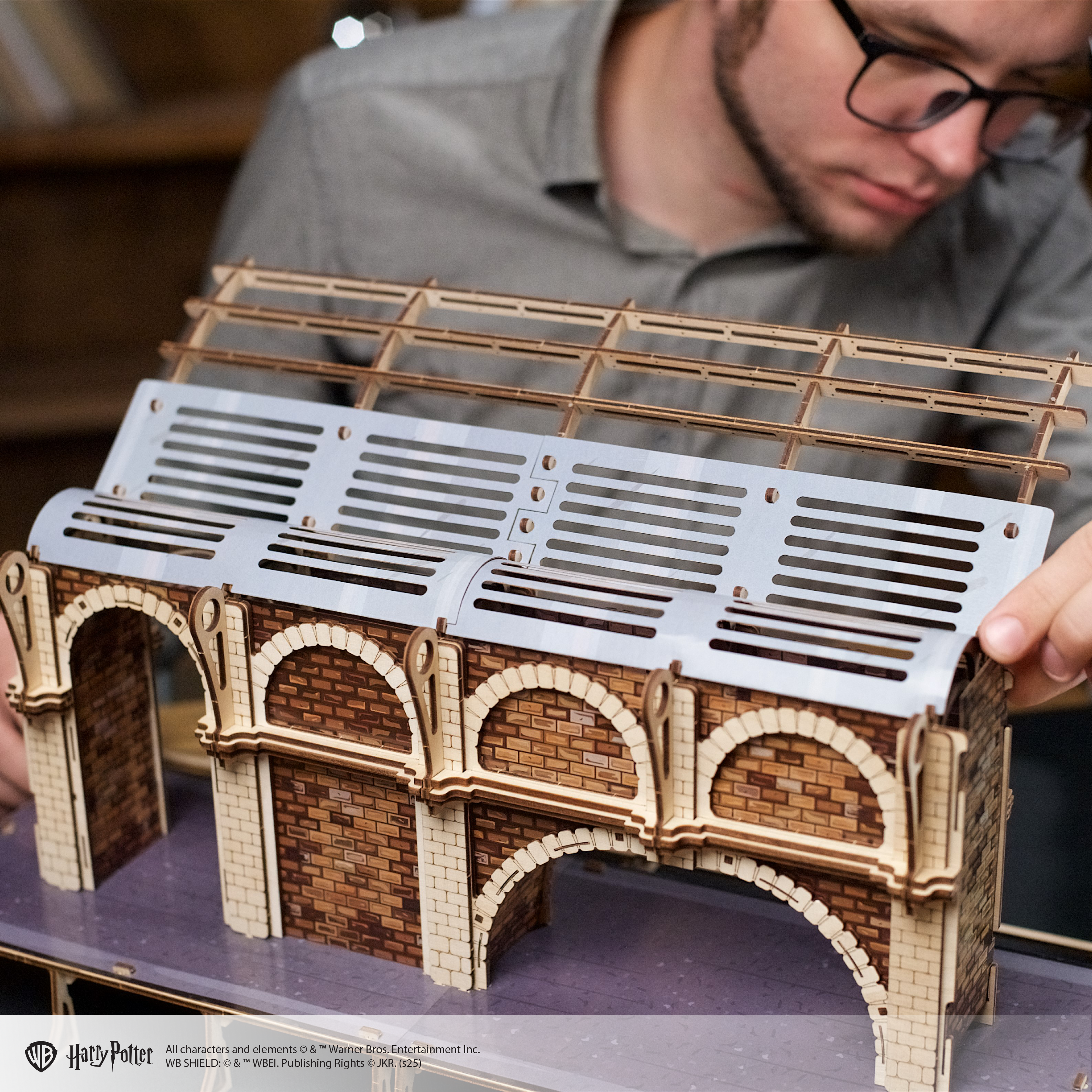 ugears-platform-9-binario-9-harry-potter-in-legno-da-costruire-king-s-cross image 7
