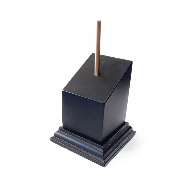 ak-interactive-peana-cuadrada-negra-de-madera-3-3-x-7-cm-basetta-espositiva-per- image 1