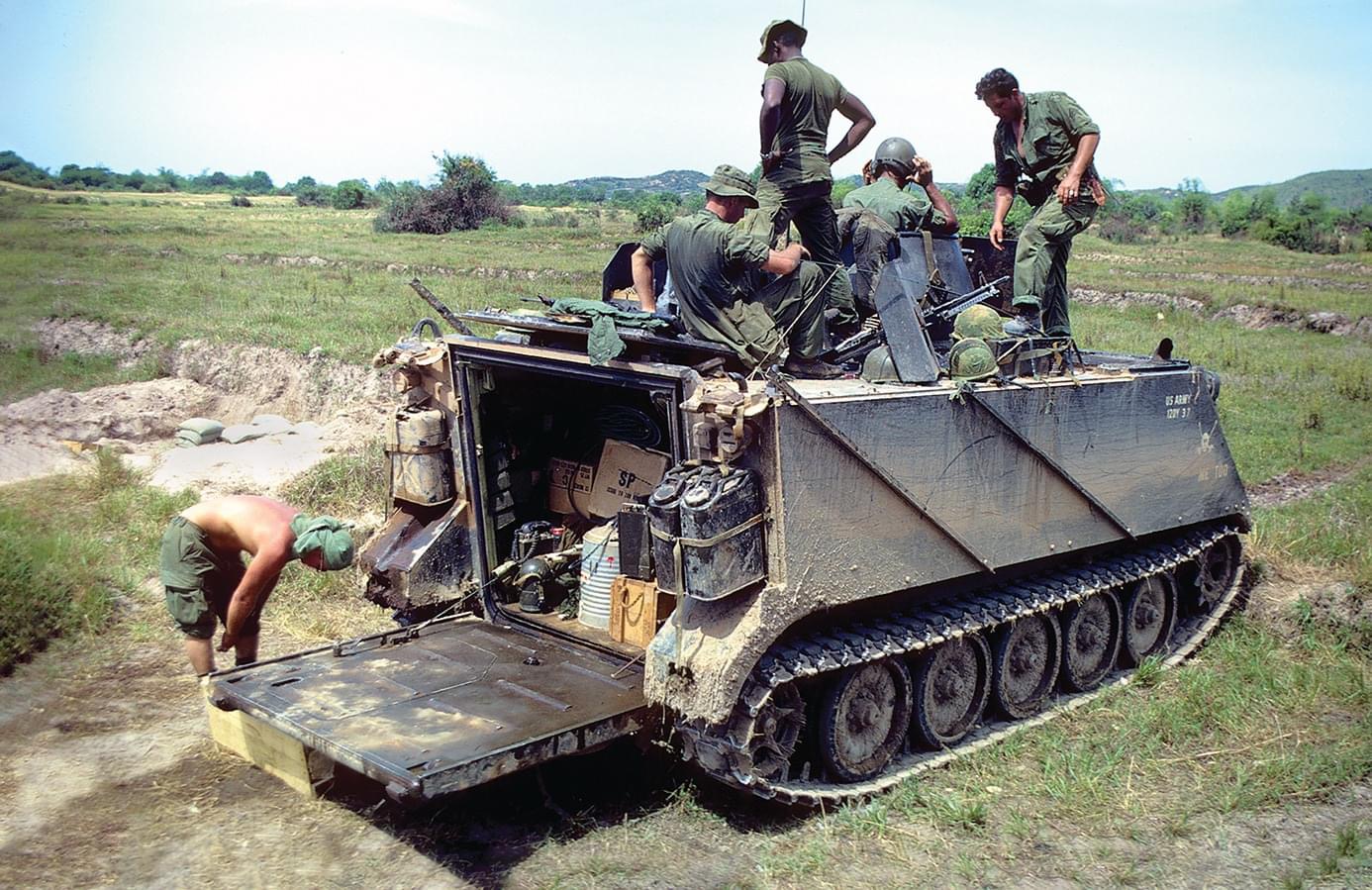 ak-interactive-1-16-u-s-infantry-helmets-vietnam-war-set-di-caschi-in-scala image 4