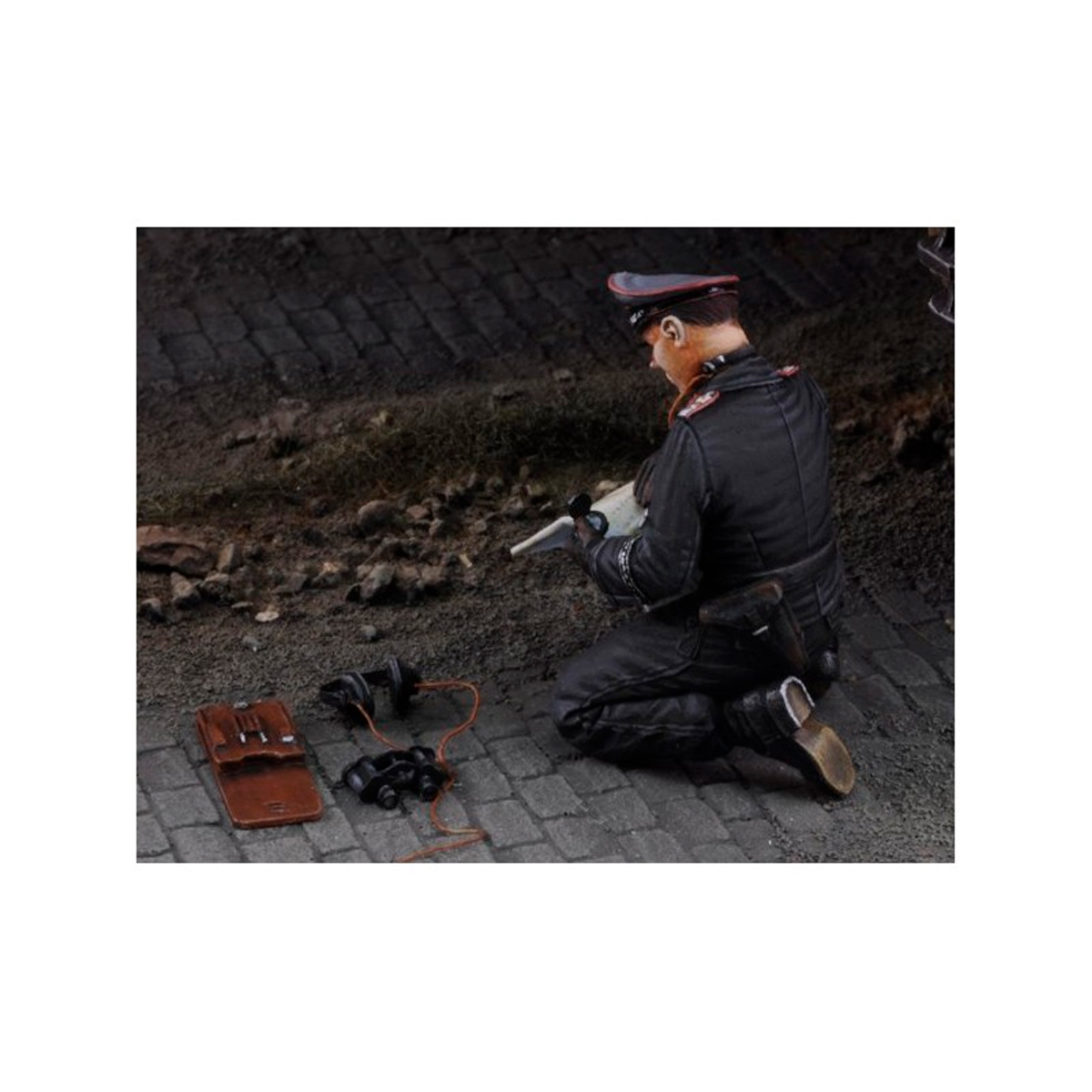 ak-interactive-waffen-ss-tank-commander-with-map-figura-wwii-in-scala-1-35 image 5