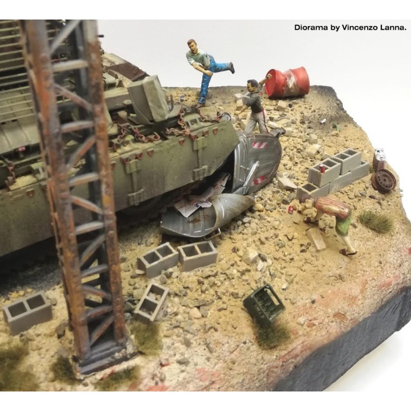 ak-interactive-boys-throwing-stones-1-35-set-di-figure-in-scala-1-35-per-diorami image 3